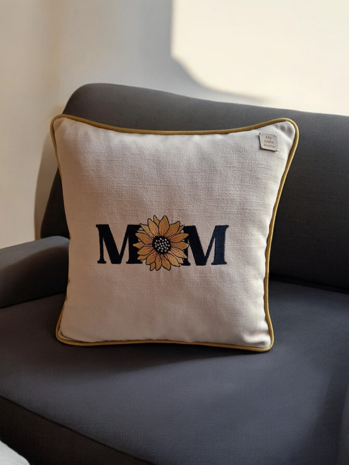 Embroidered cushion "MOM"