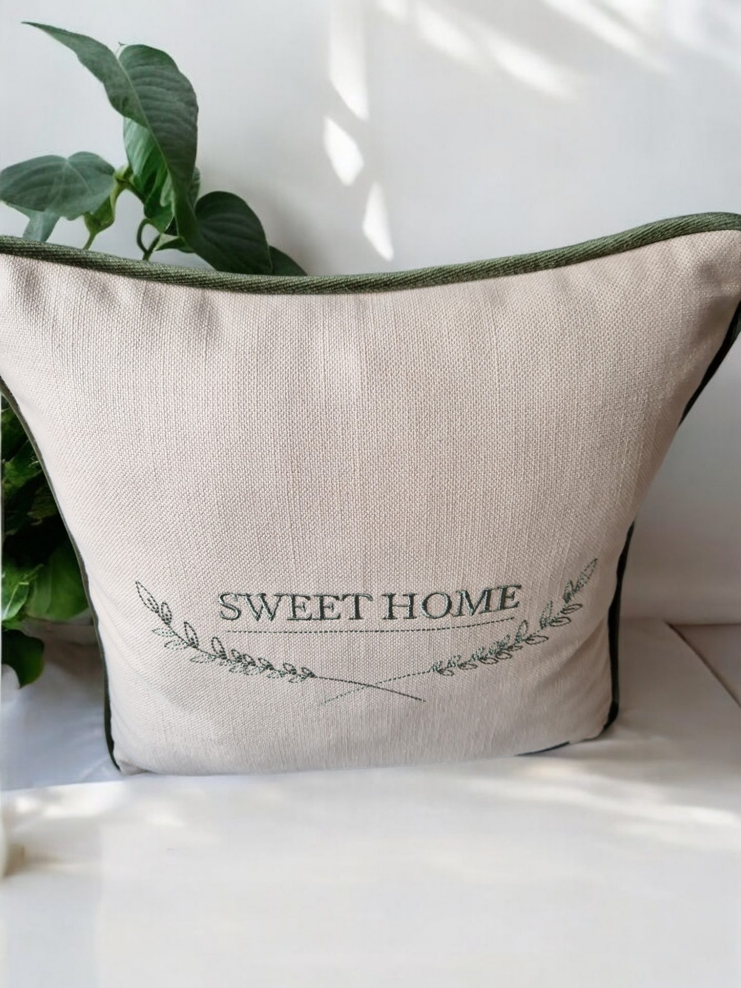 Embroidered cushion "Sweet home"