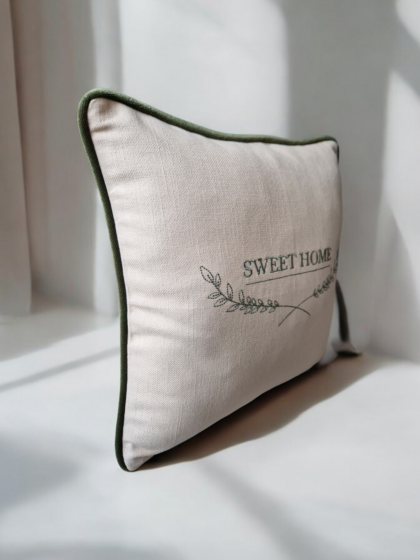 Embroidered cushion "Sweet home"