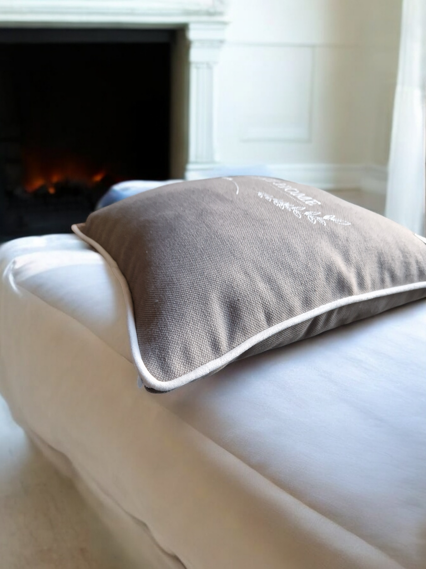 Embroidered cushion "Sweet home"