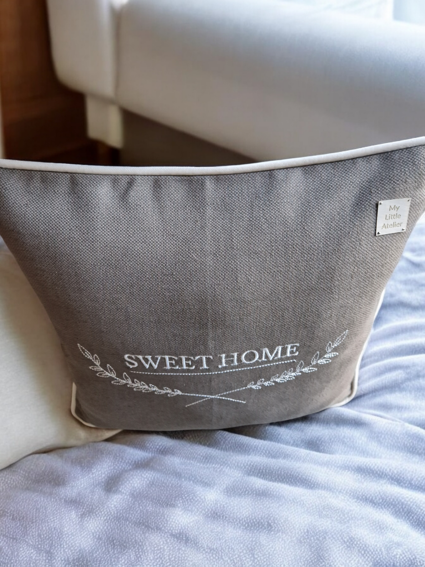 Embroidered cushion "Sweet home"