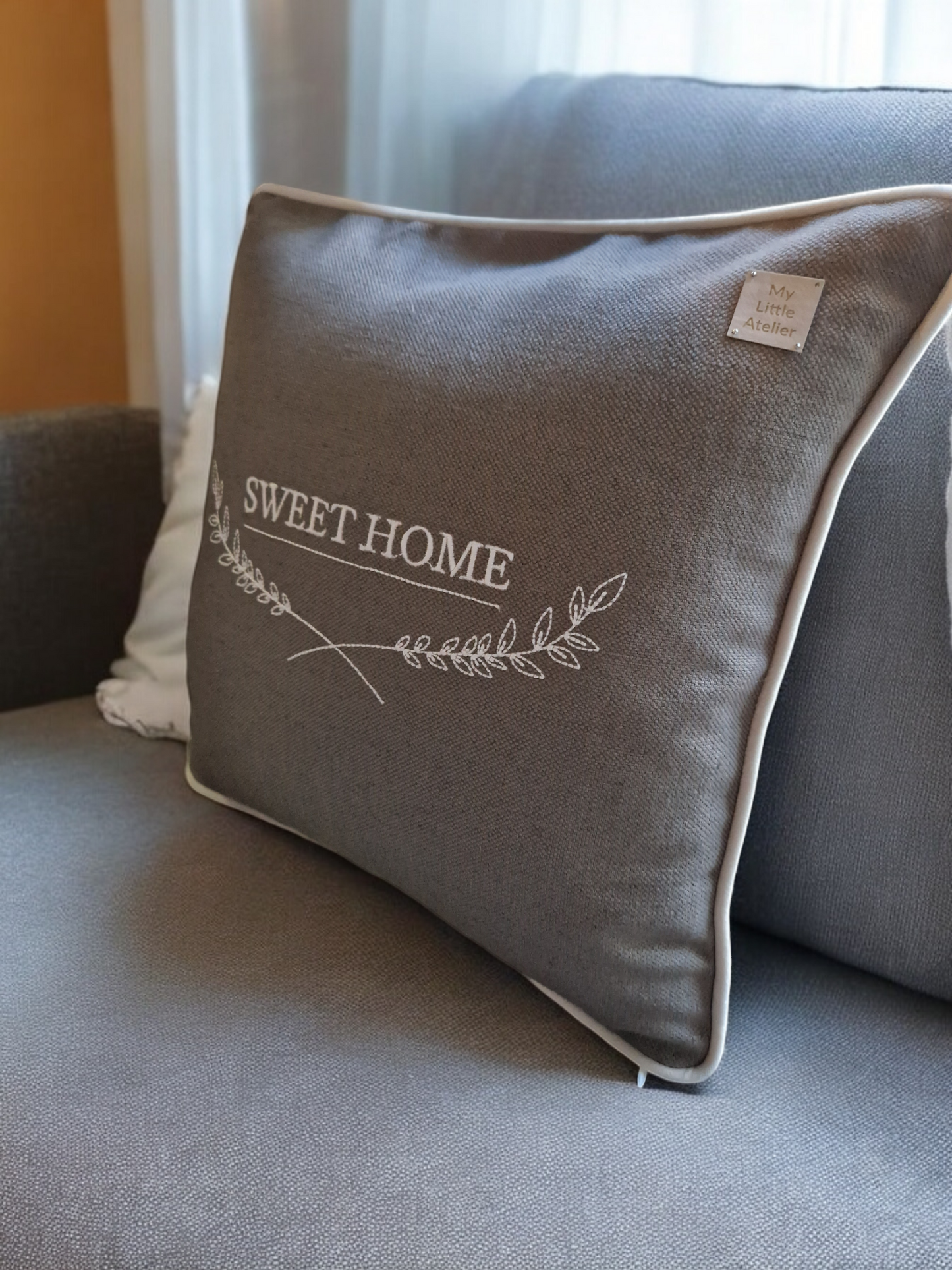 Embroidered cushion "Sweet home"