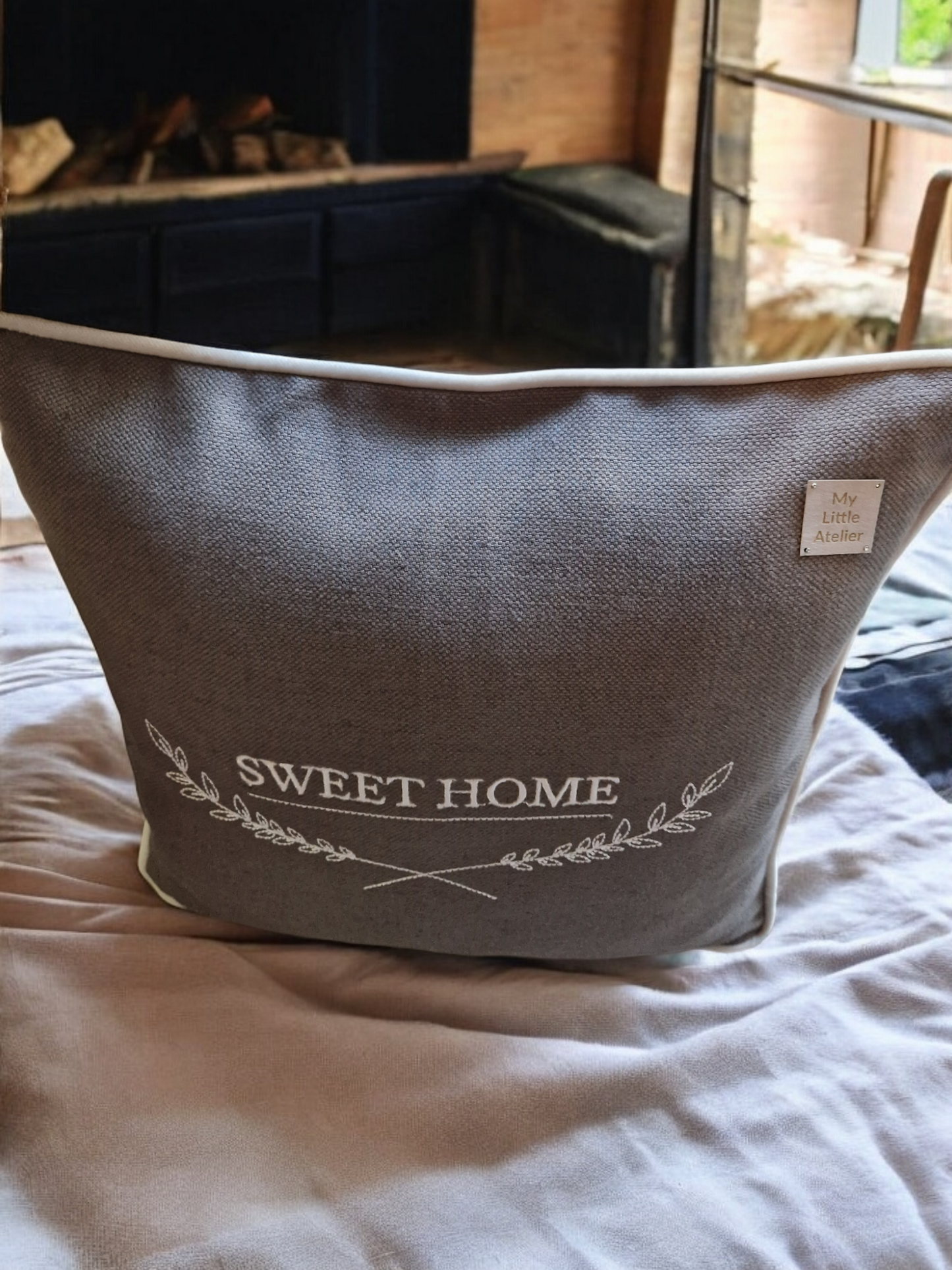 Embroidered cushion "Sweet home"