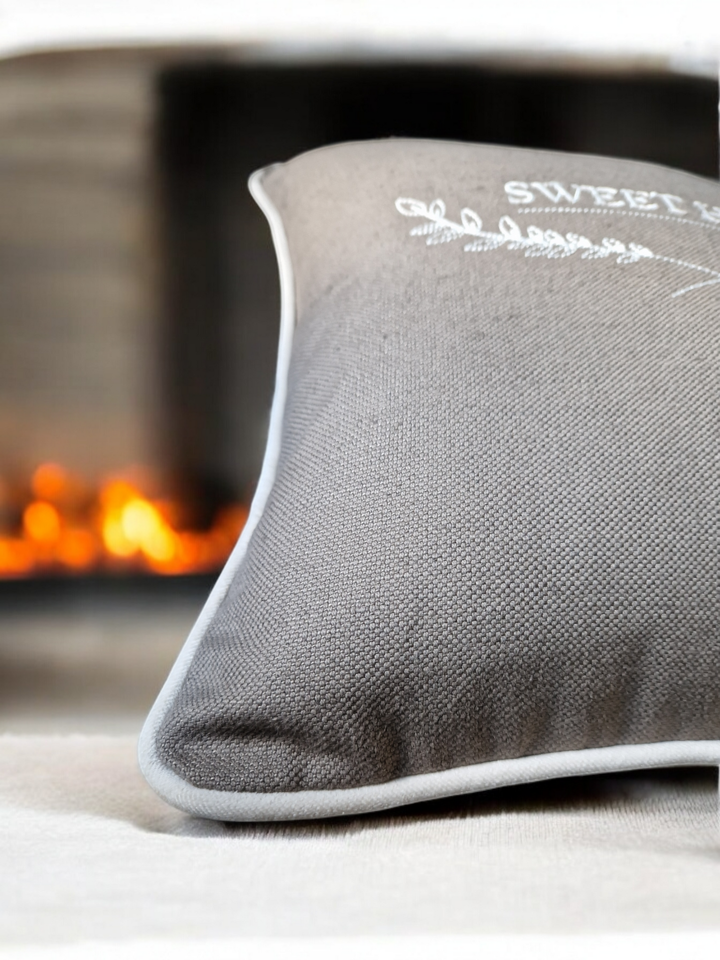 Embroidered cushion "Sweet home"