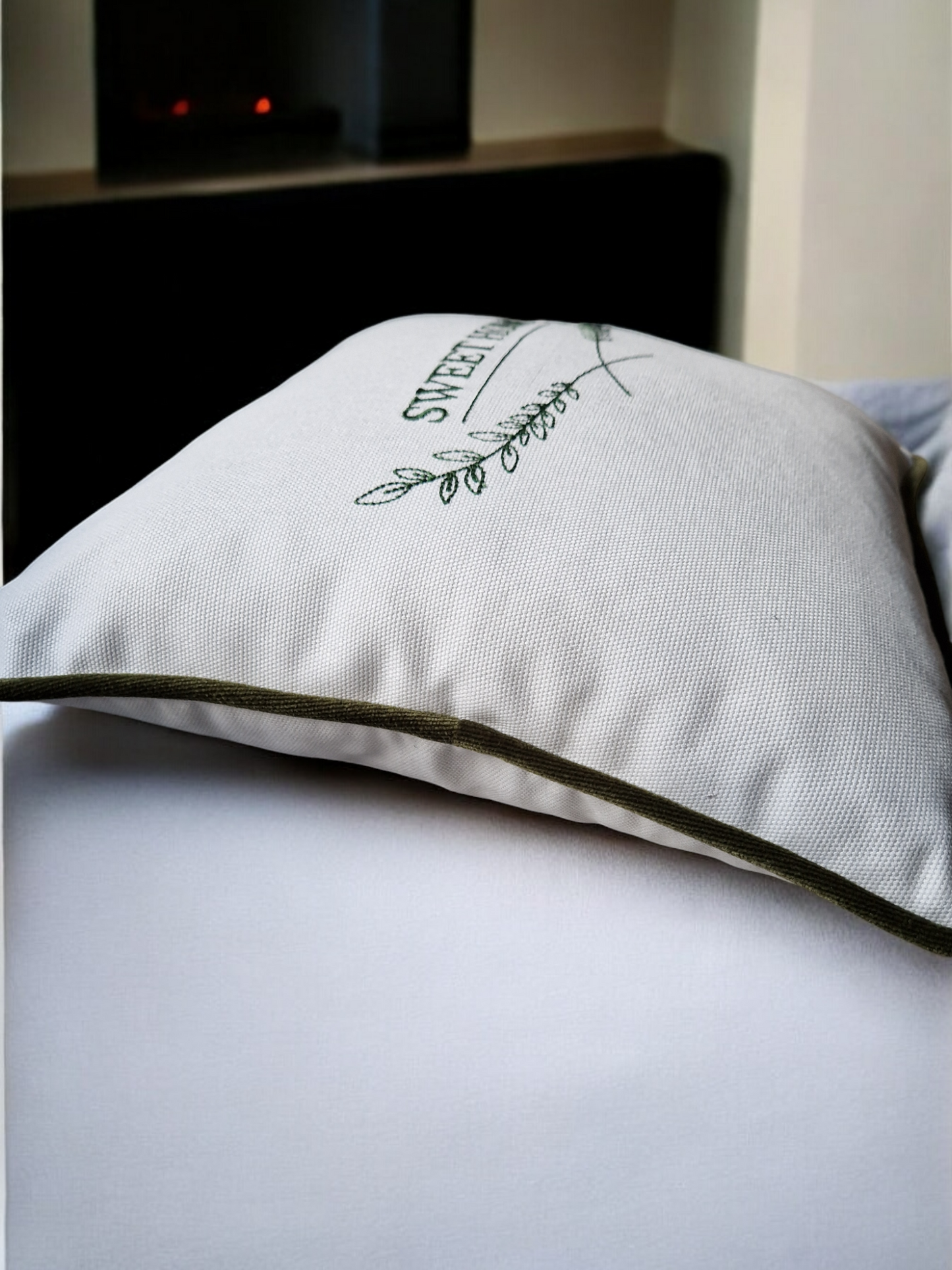 Embroidered cushion "Sweet home"