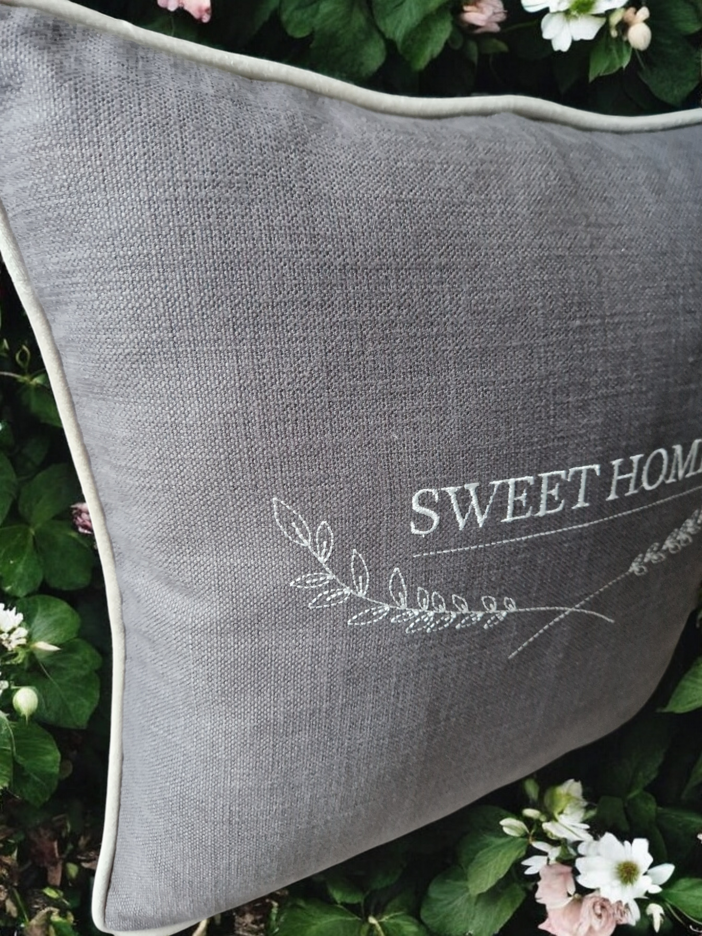 Embroidered cushion "Sweet home"