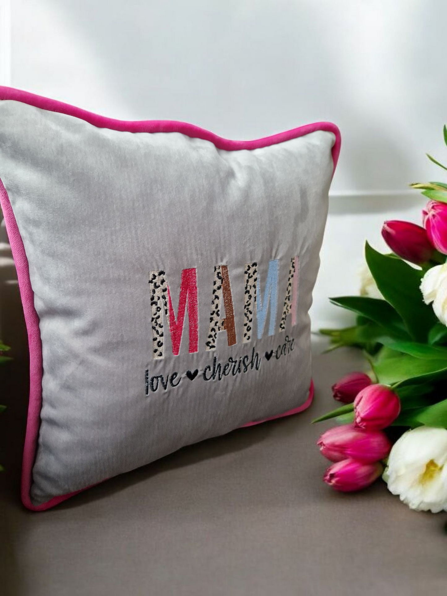 Embroidered cushion "Mama"