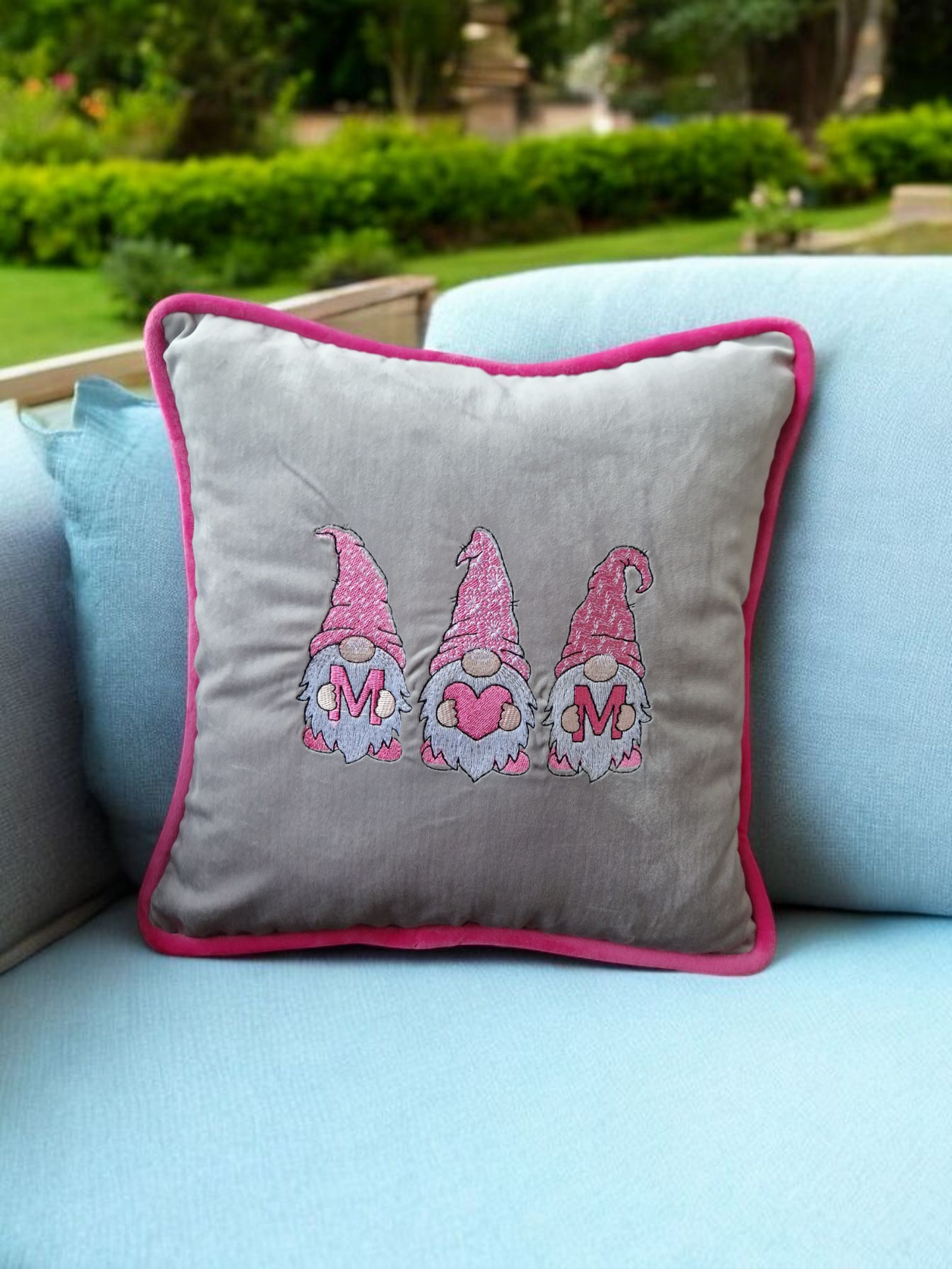 Embroidered cushion "Mom"