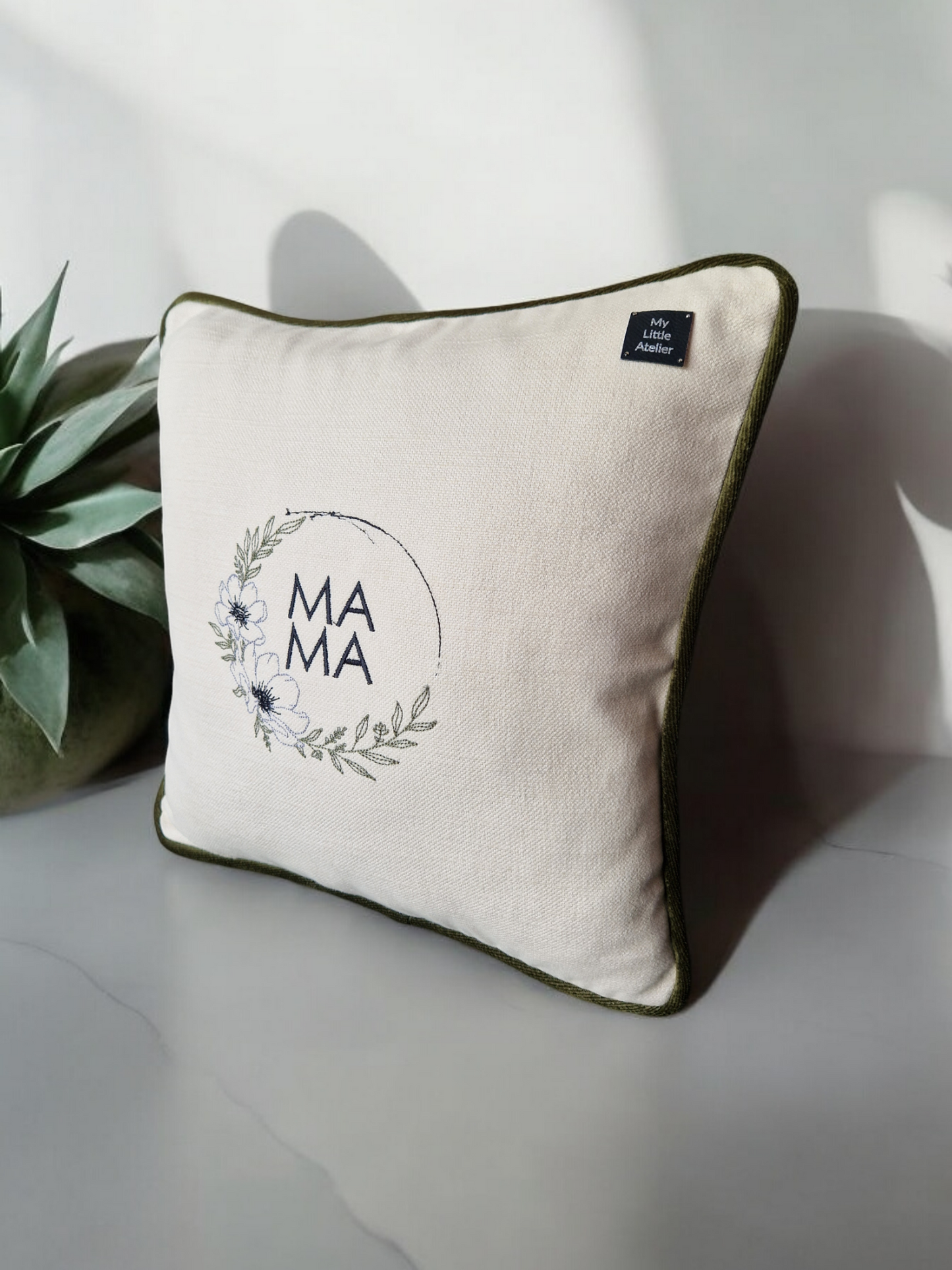 Embroidered cushion "Mama"