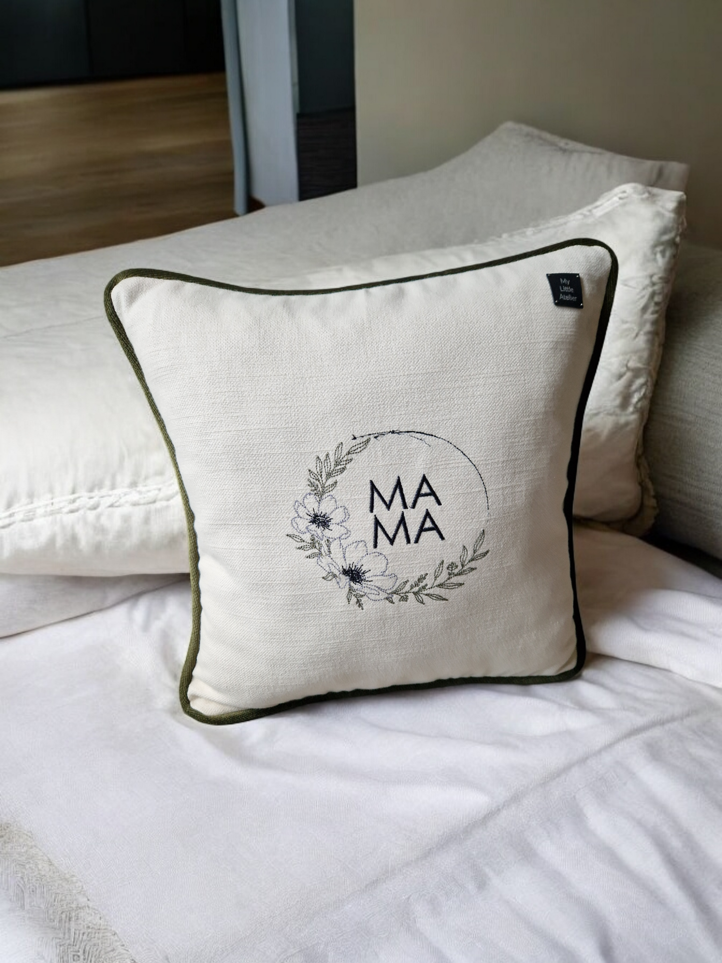 Embroidered cushion "Mama"