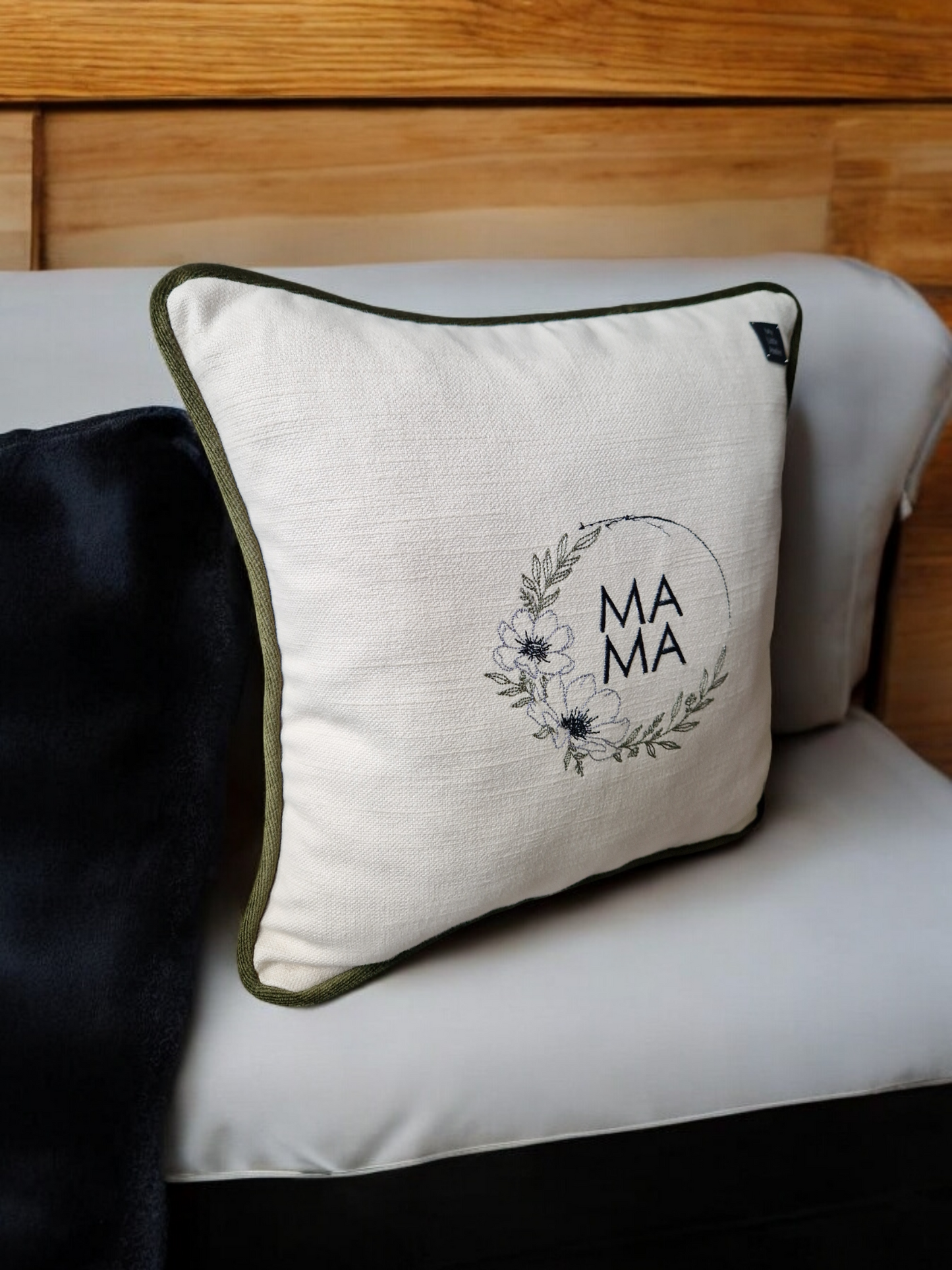 Embroidered cushion "Mama"