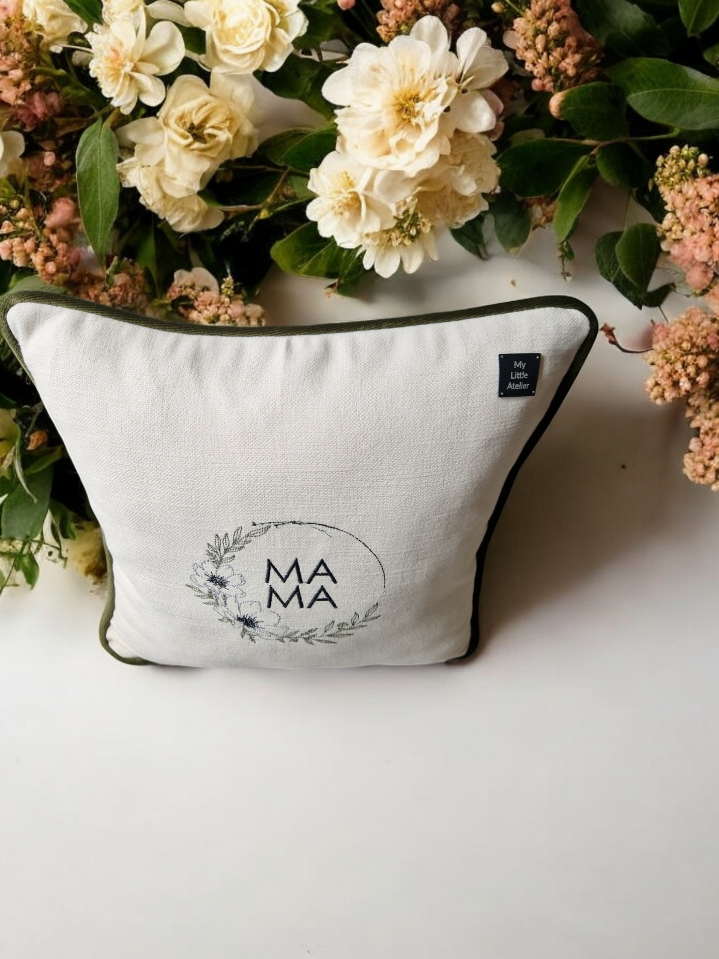 Embroidered cushion "Mama"