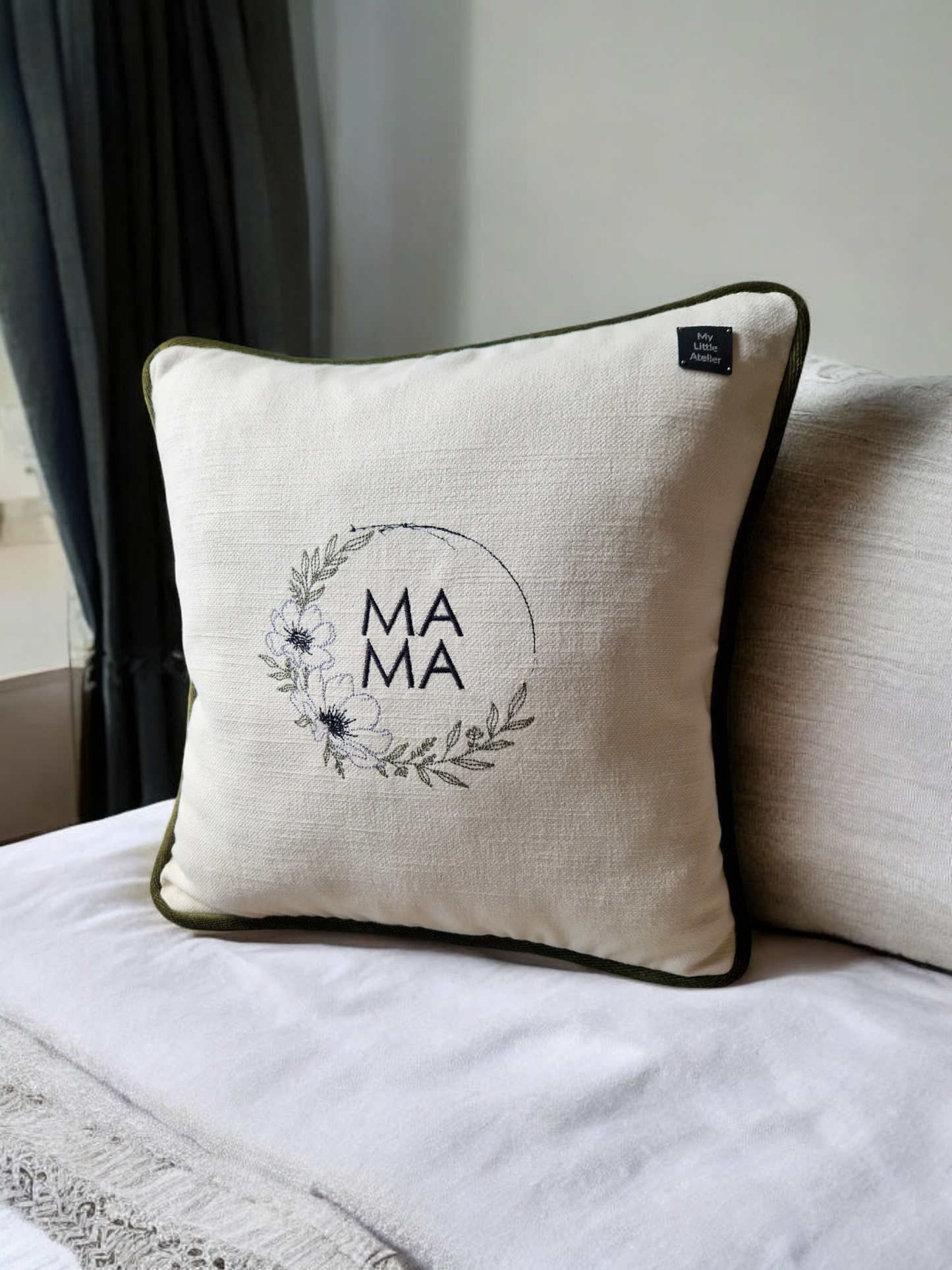 Embroidered cushion "Mama"