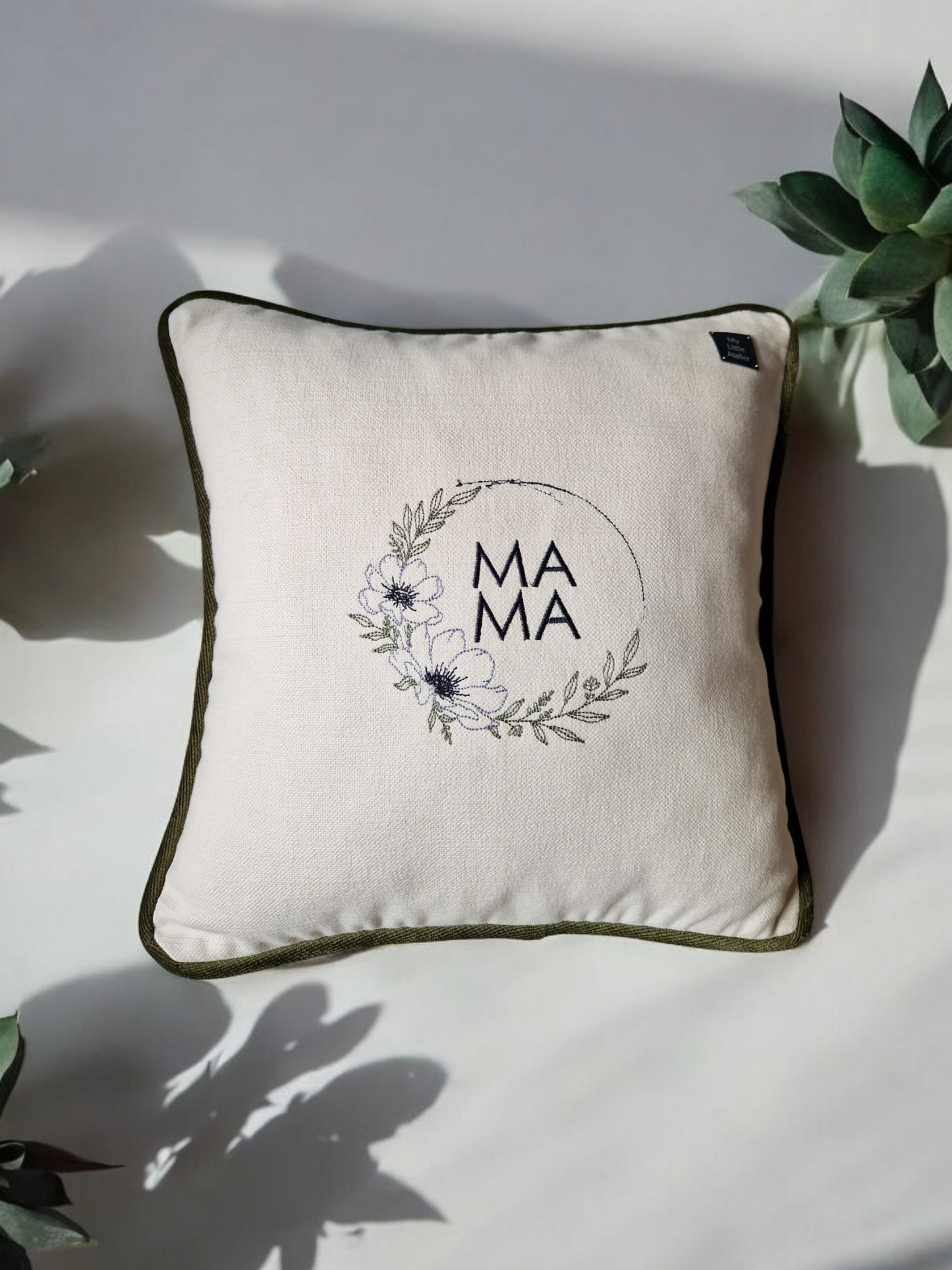 Embroidered cushion "Mama"