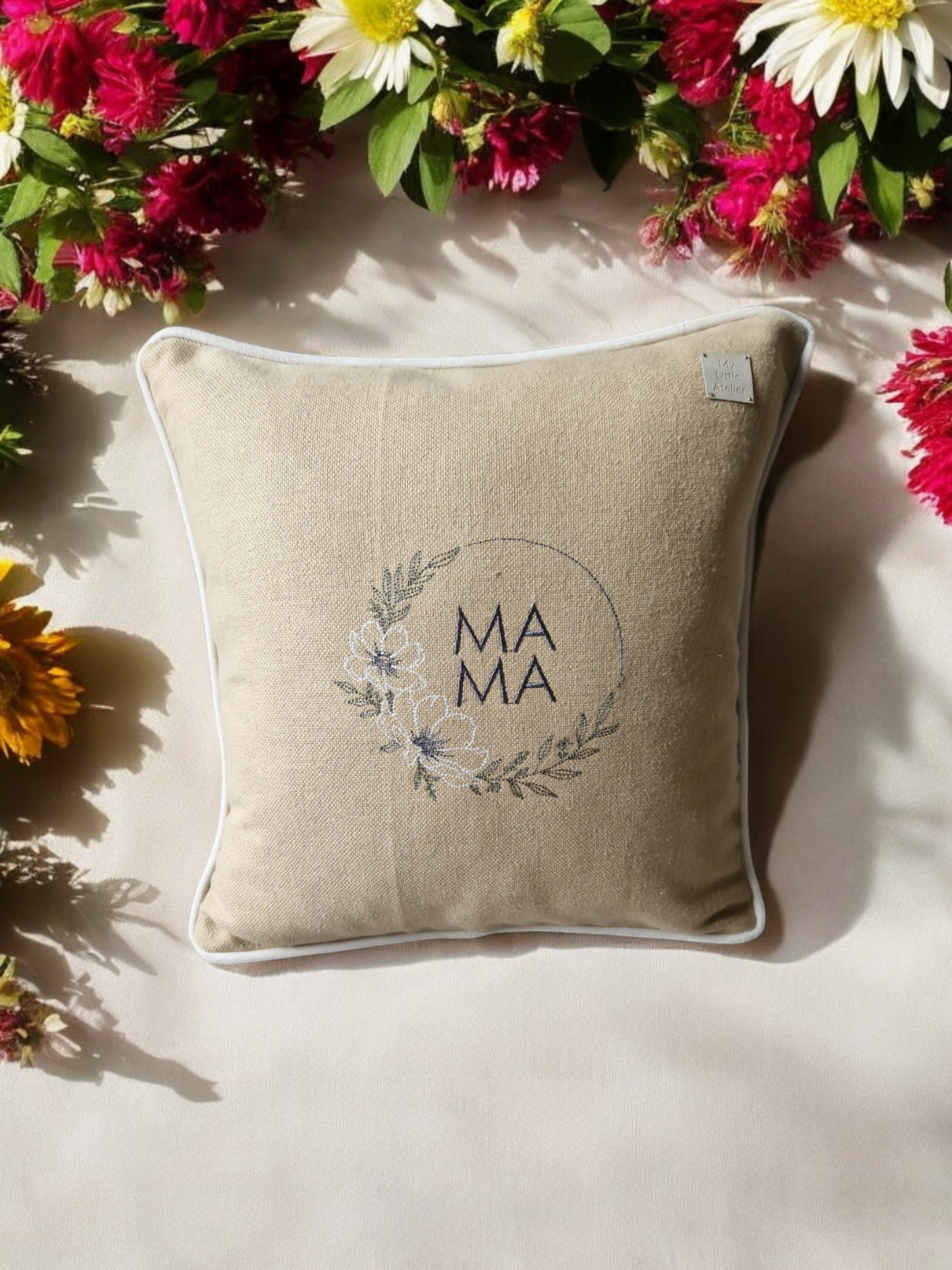 Embroidered cushion "Mama"