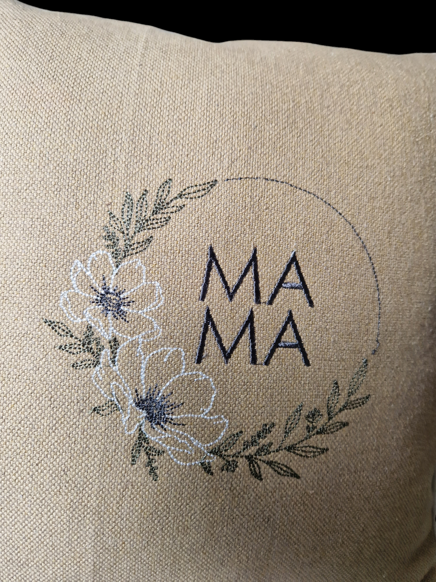 Embroidered cushion "Mama"