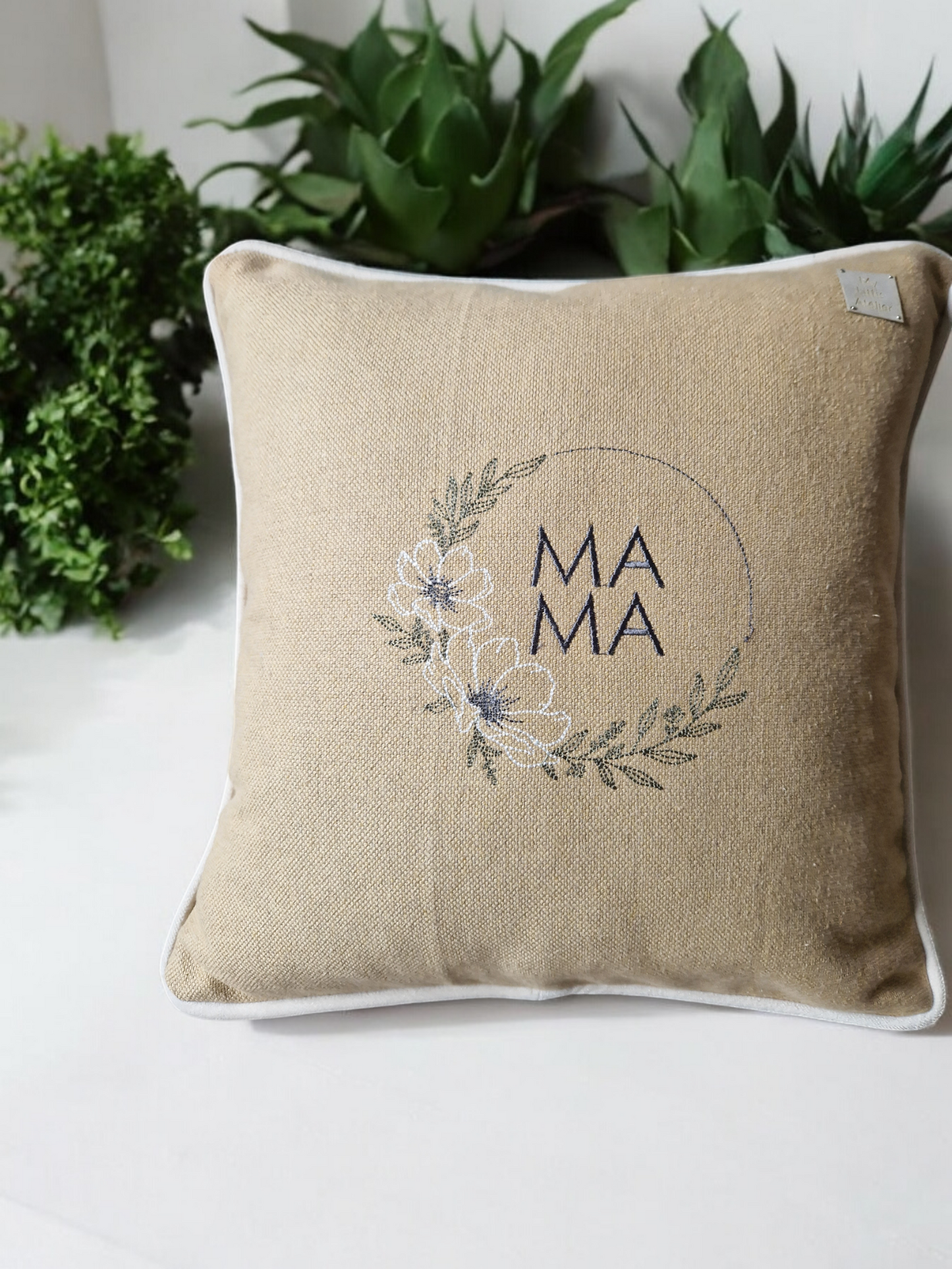 Embroidered cushion "Mama"