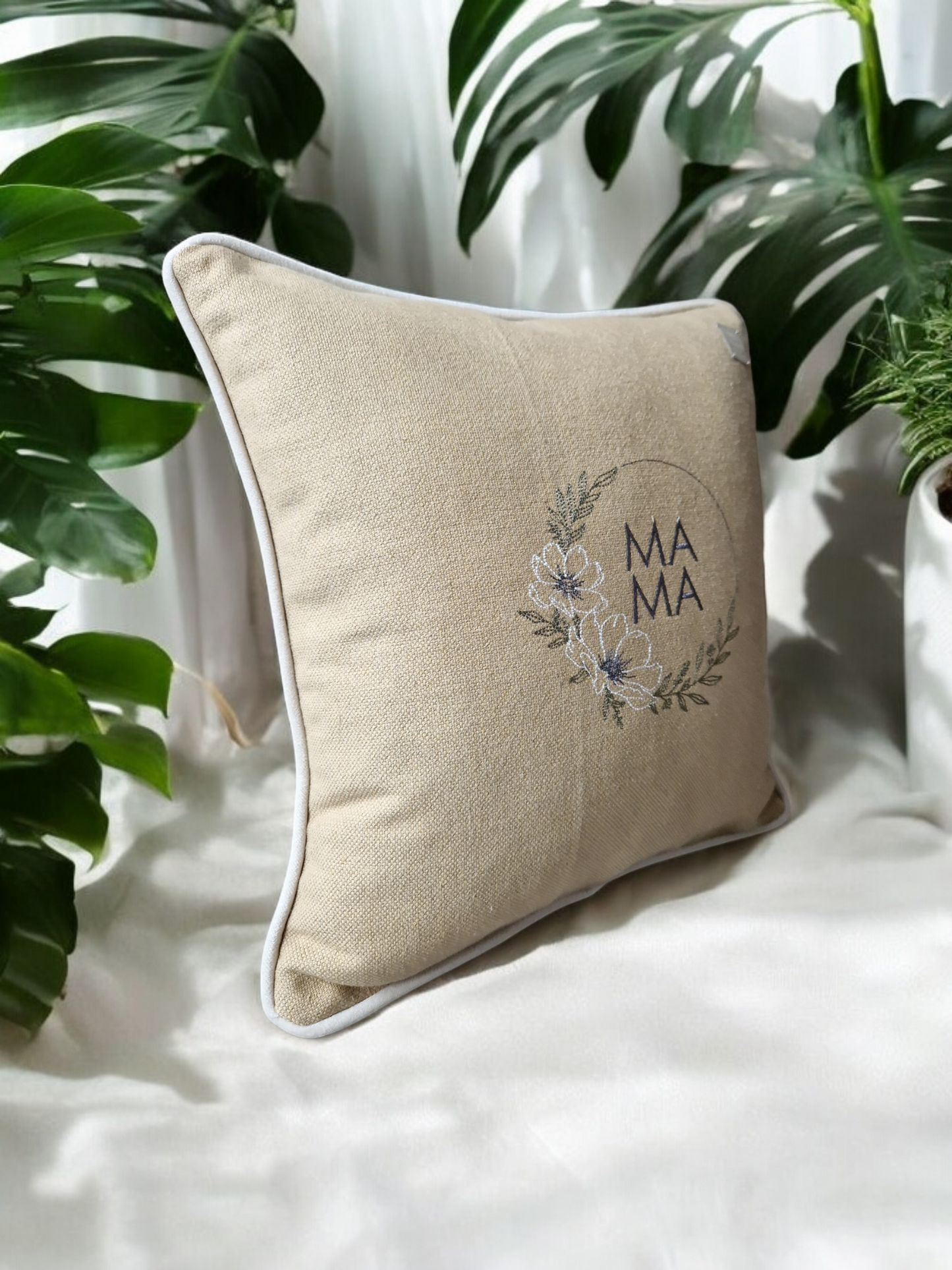 Embroidered cushion "Mama"