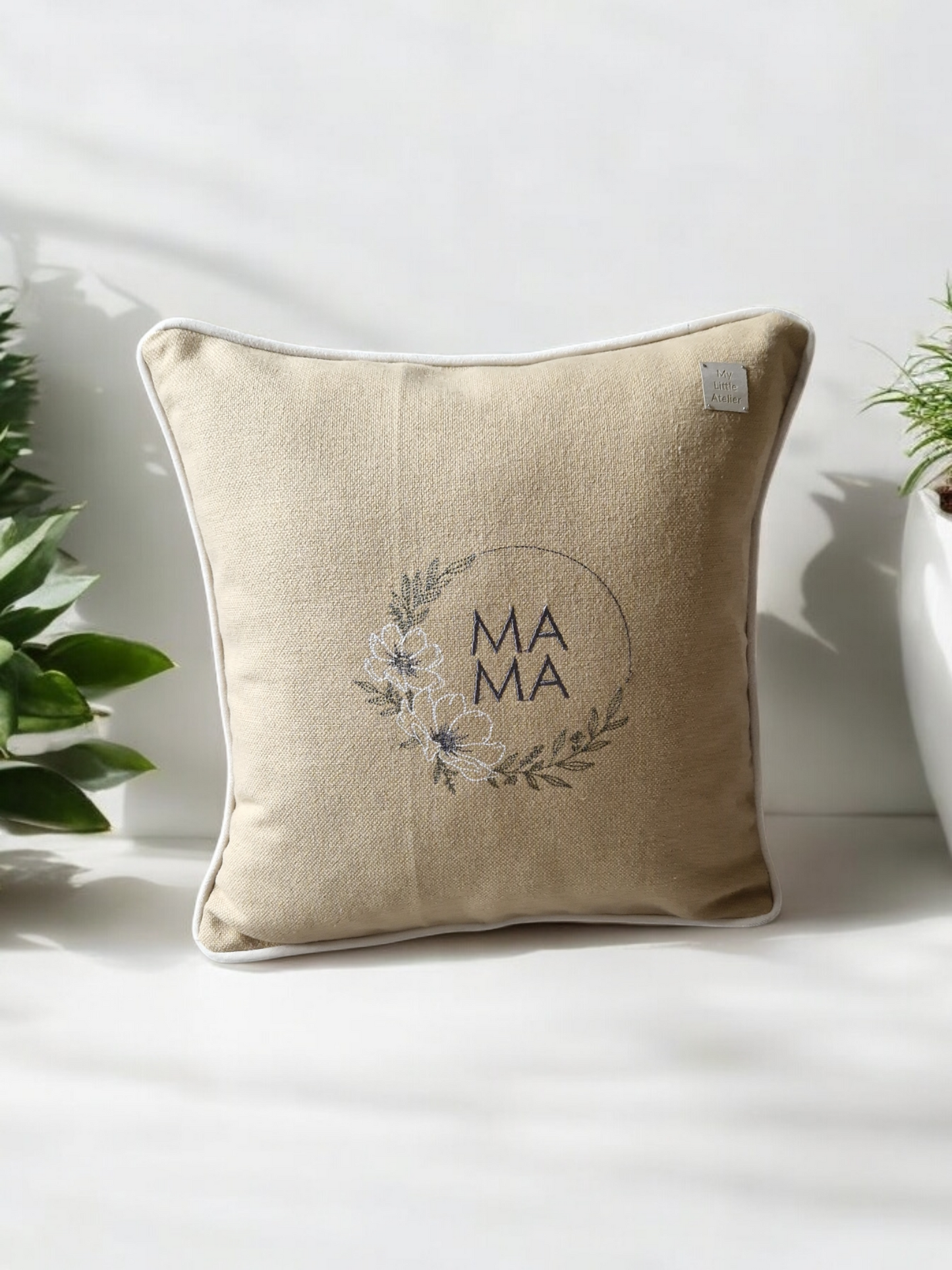 Embroidered cushion "Mama"