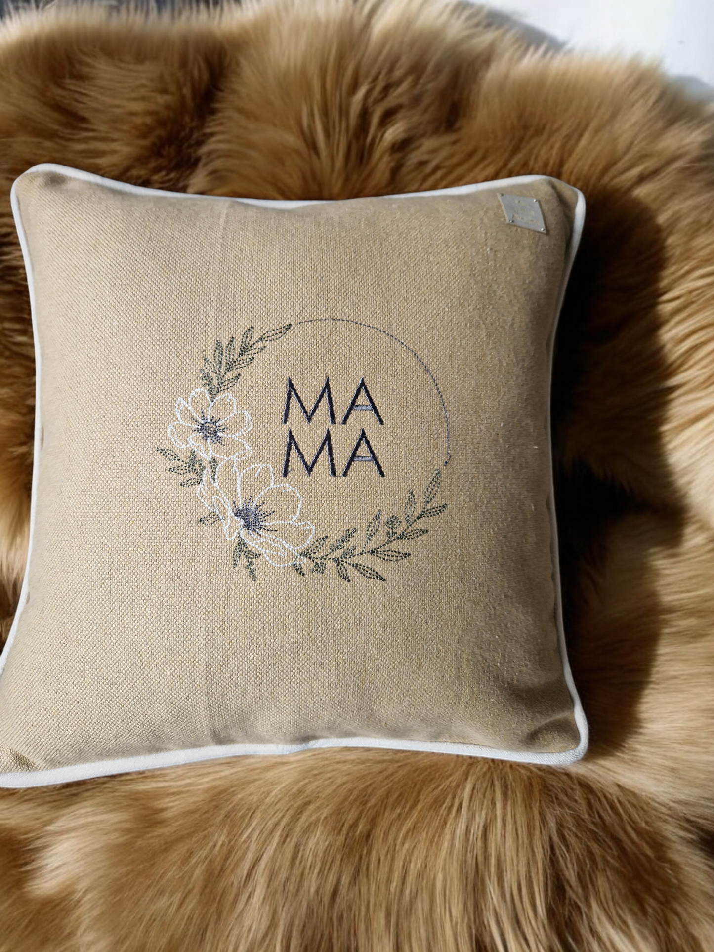 Embroidered cushion "Mama"