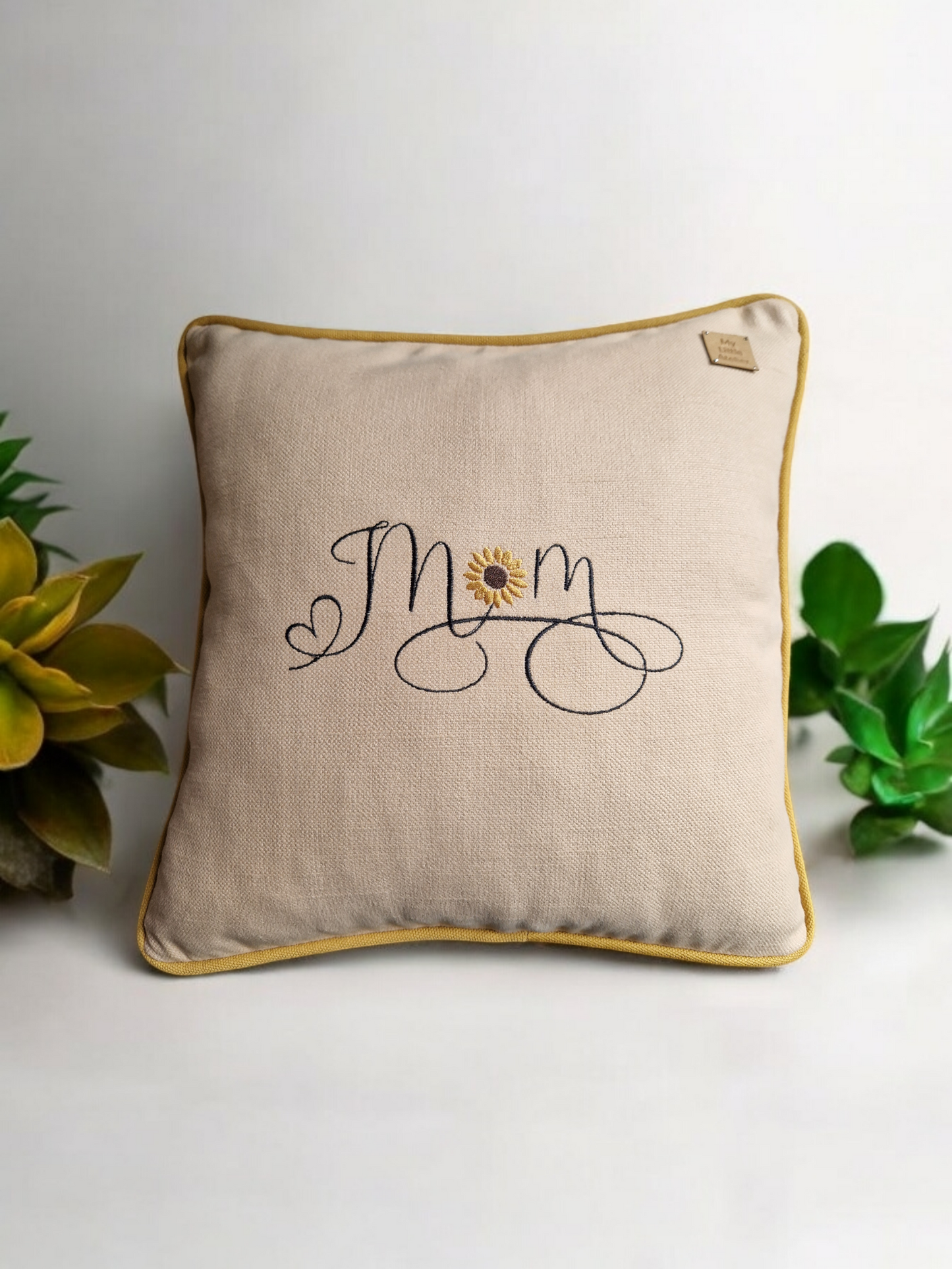 Embroidered cushion "Mom"