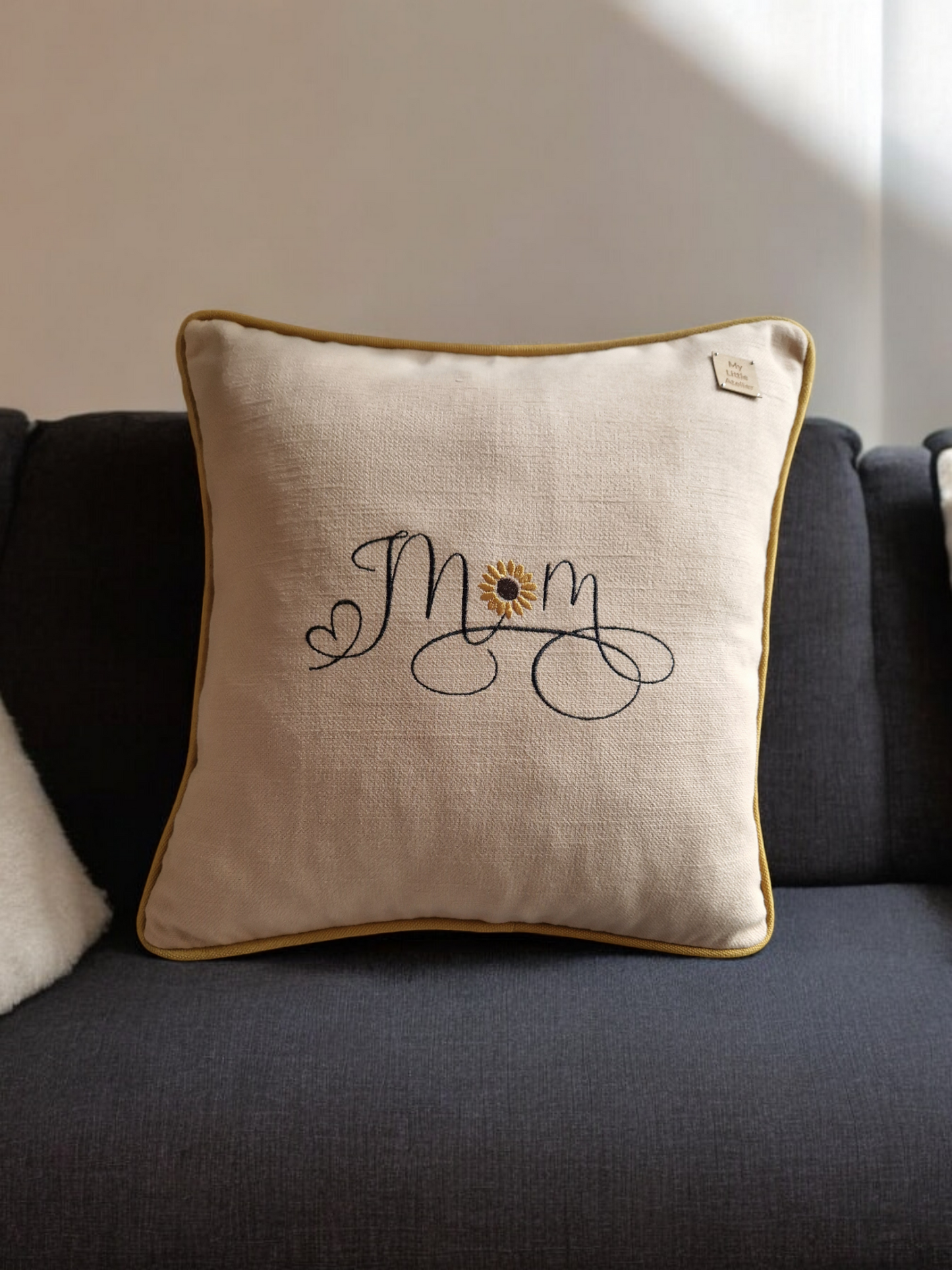 Embroidered cushion "Mom"