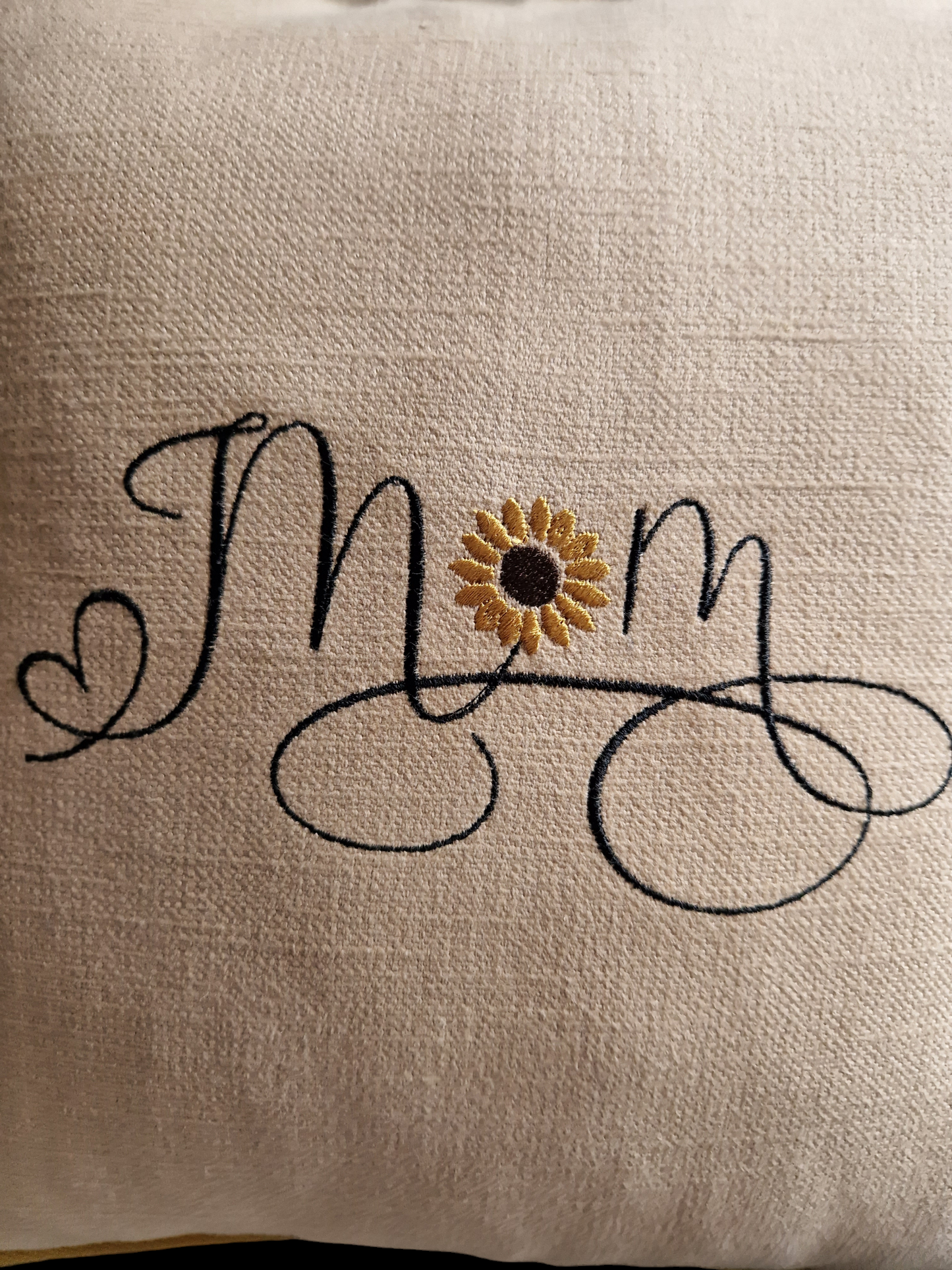 Embroidered cushion "Mom"