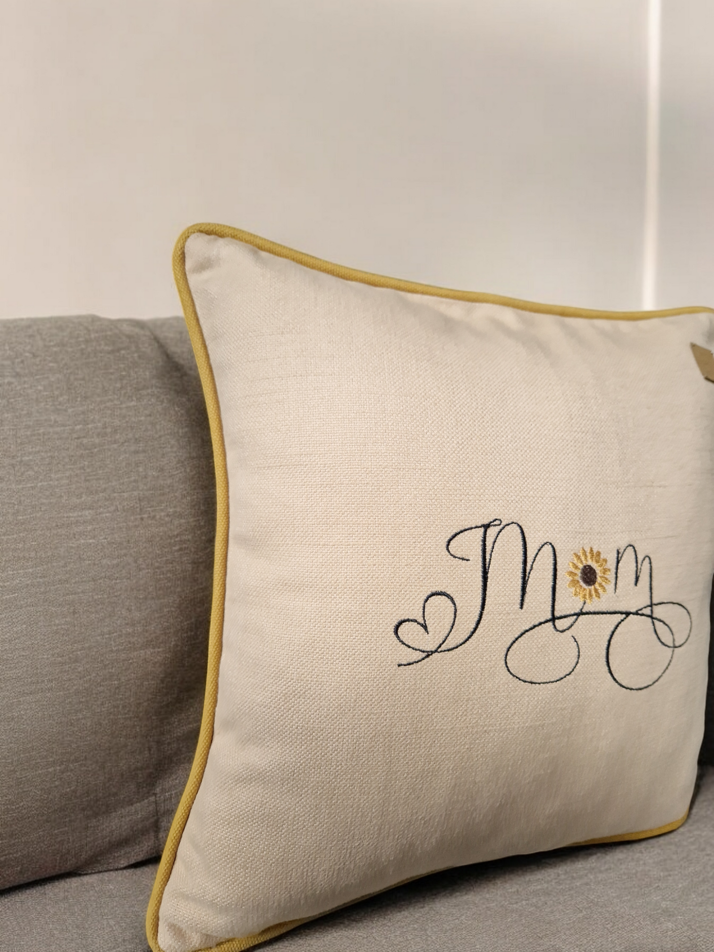 Embroidered cushion "Mom"