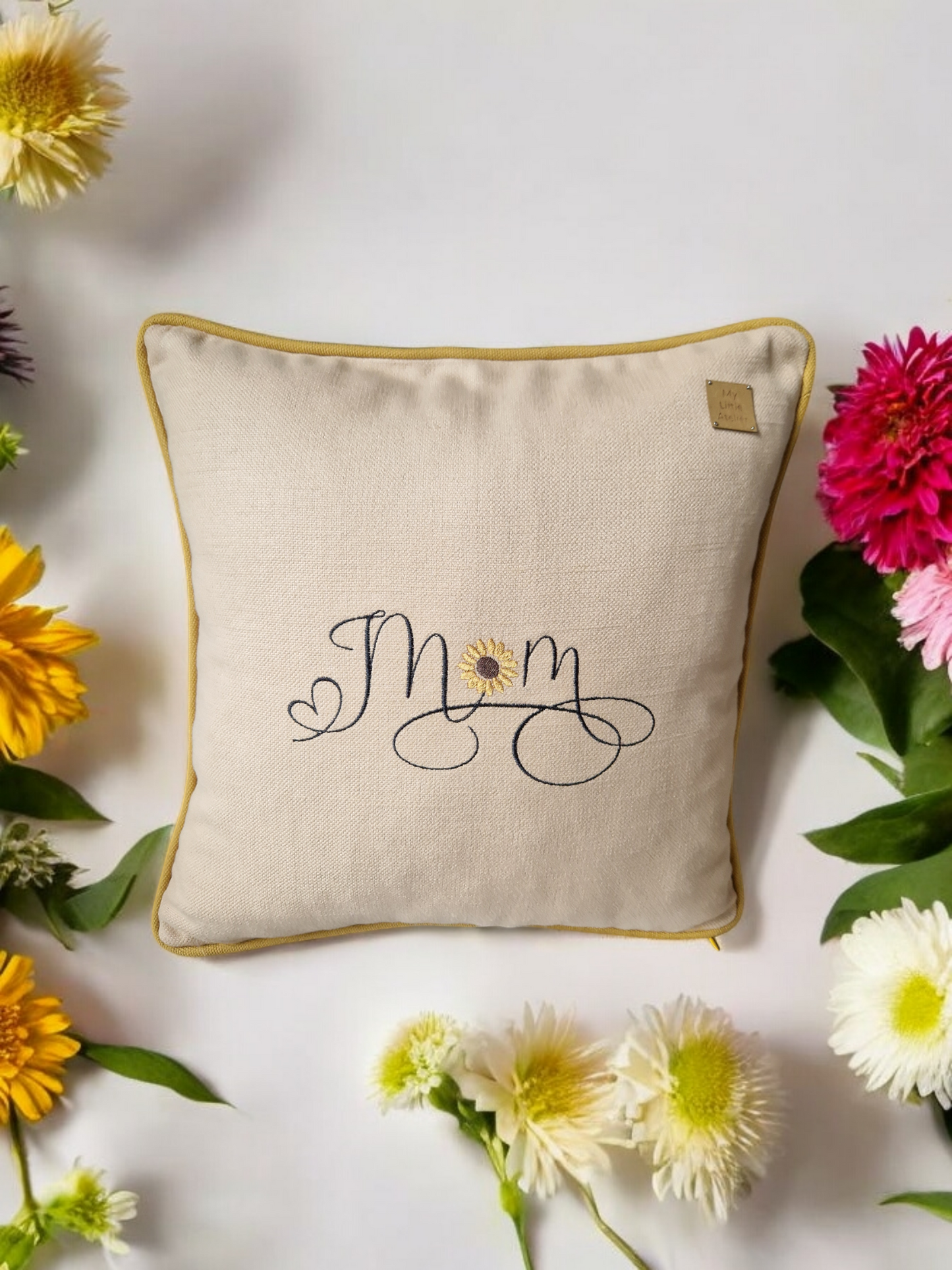 Embroidered cushion "Mom"