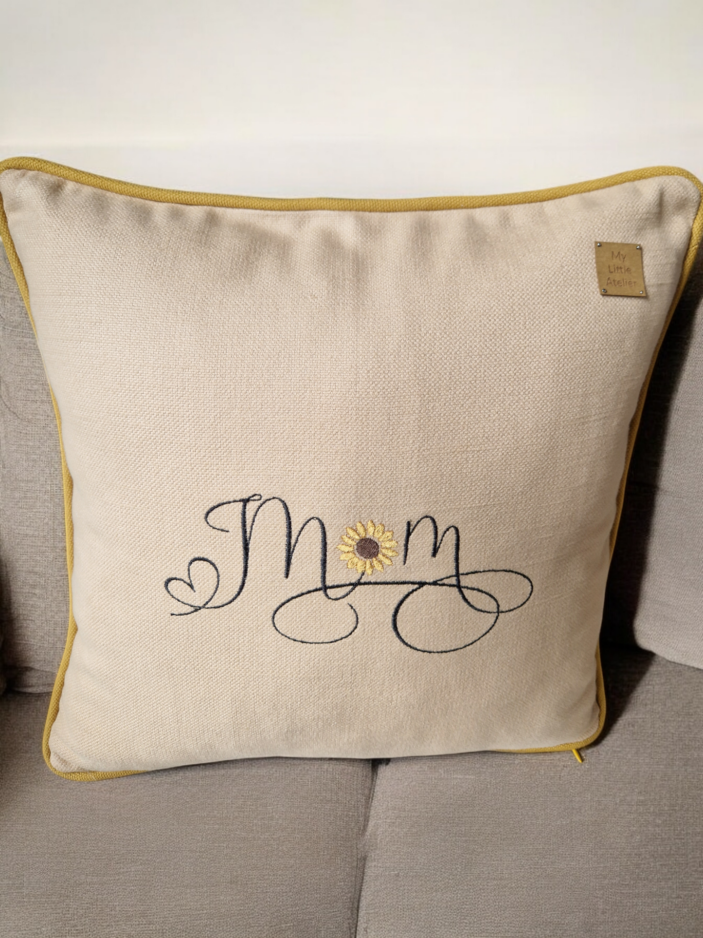 Embroidered cushion "Mom"