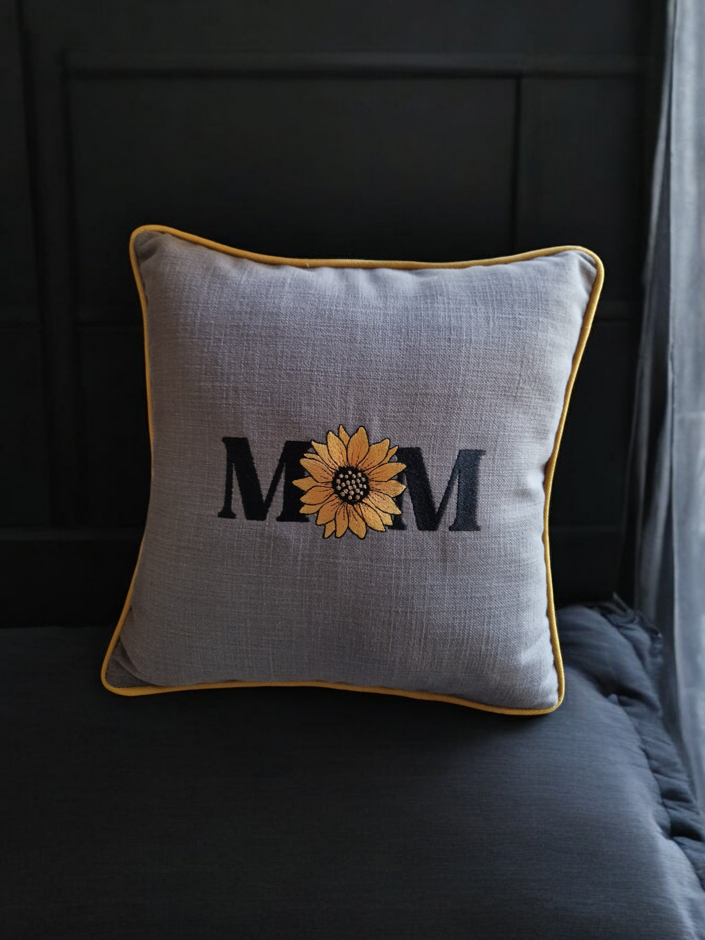 Embroidered cushion "MOM"