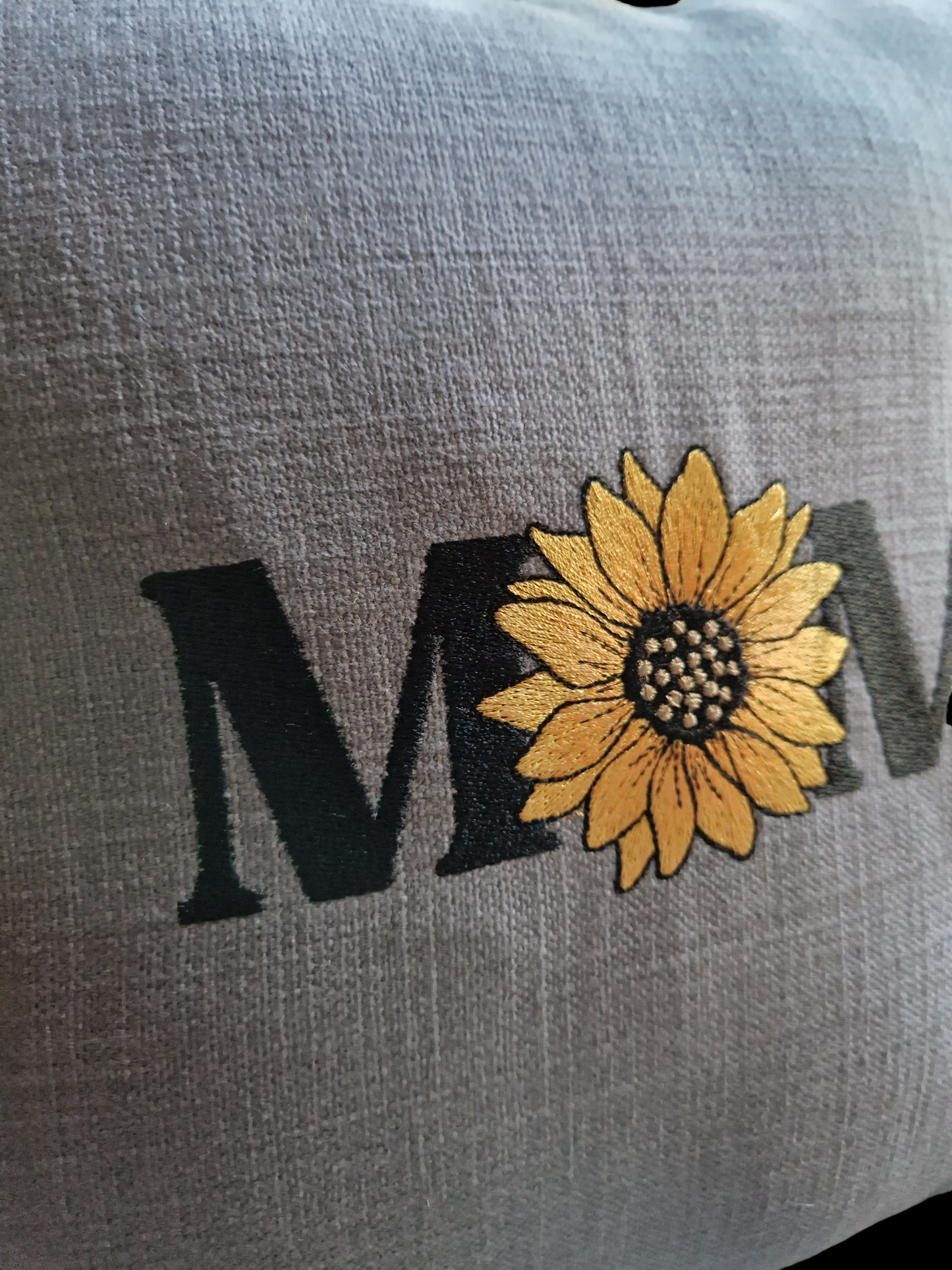 Embroidered cushion "MOM"