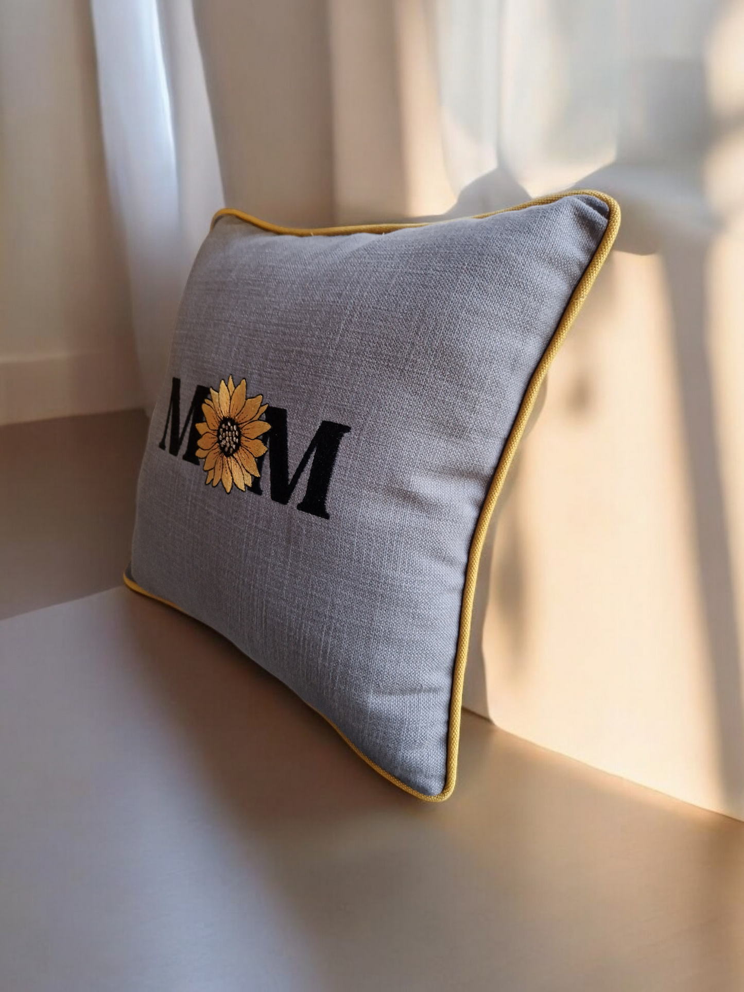 Embroidered cushion "MOM"