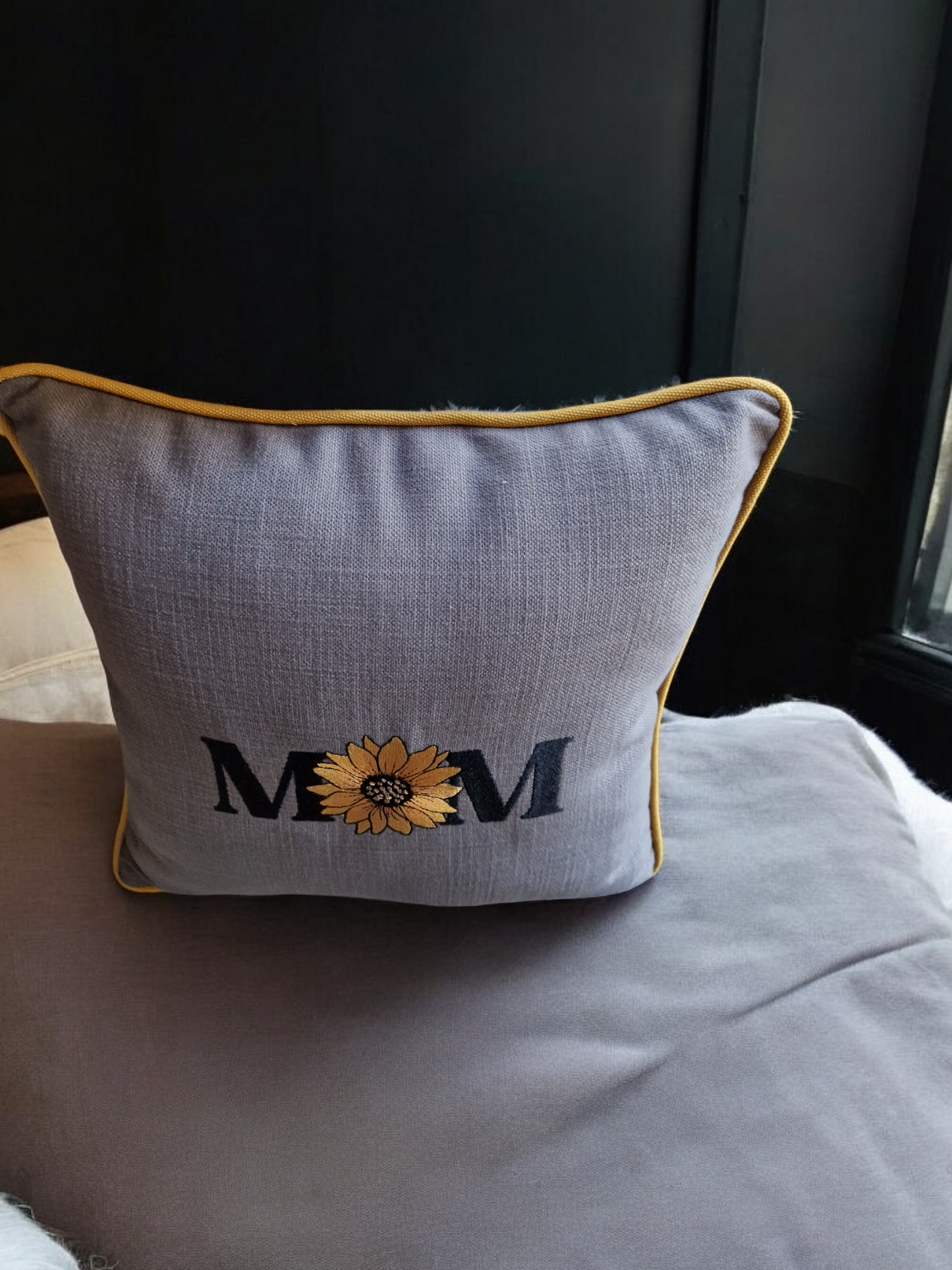 Embroidered cushion "MOM"