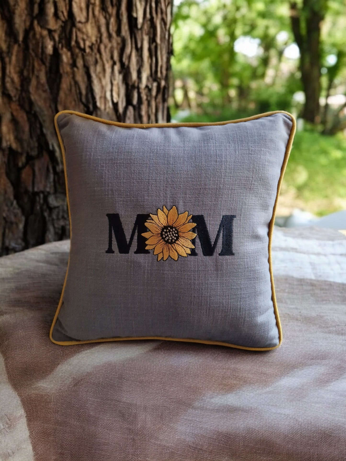 Embroidered cushion "MOM"