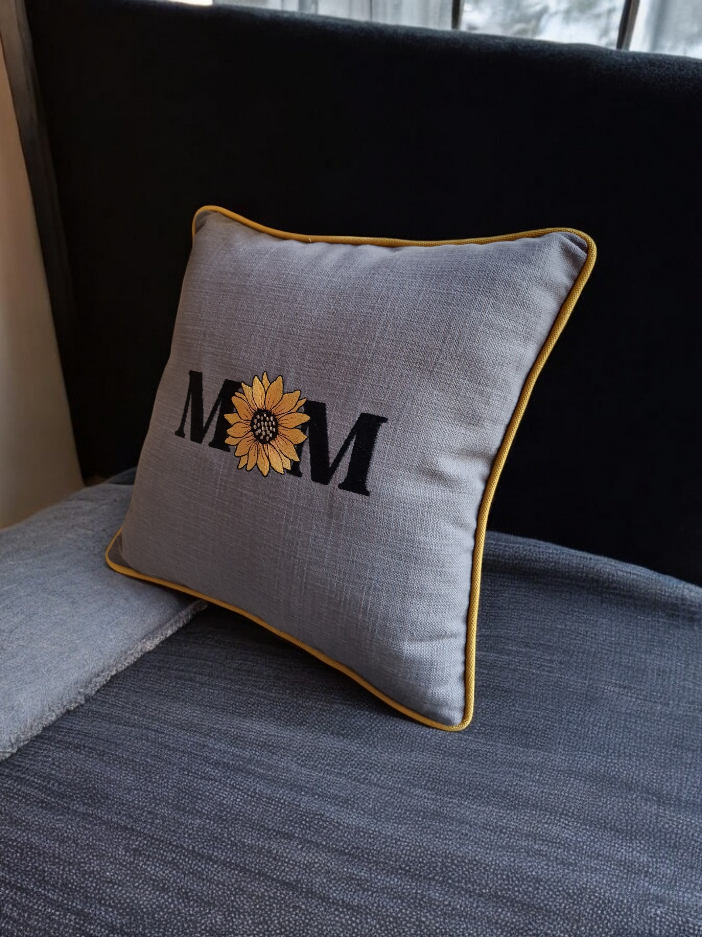 Embroidered cushion "MOM"