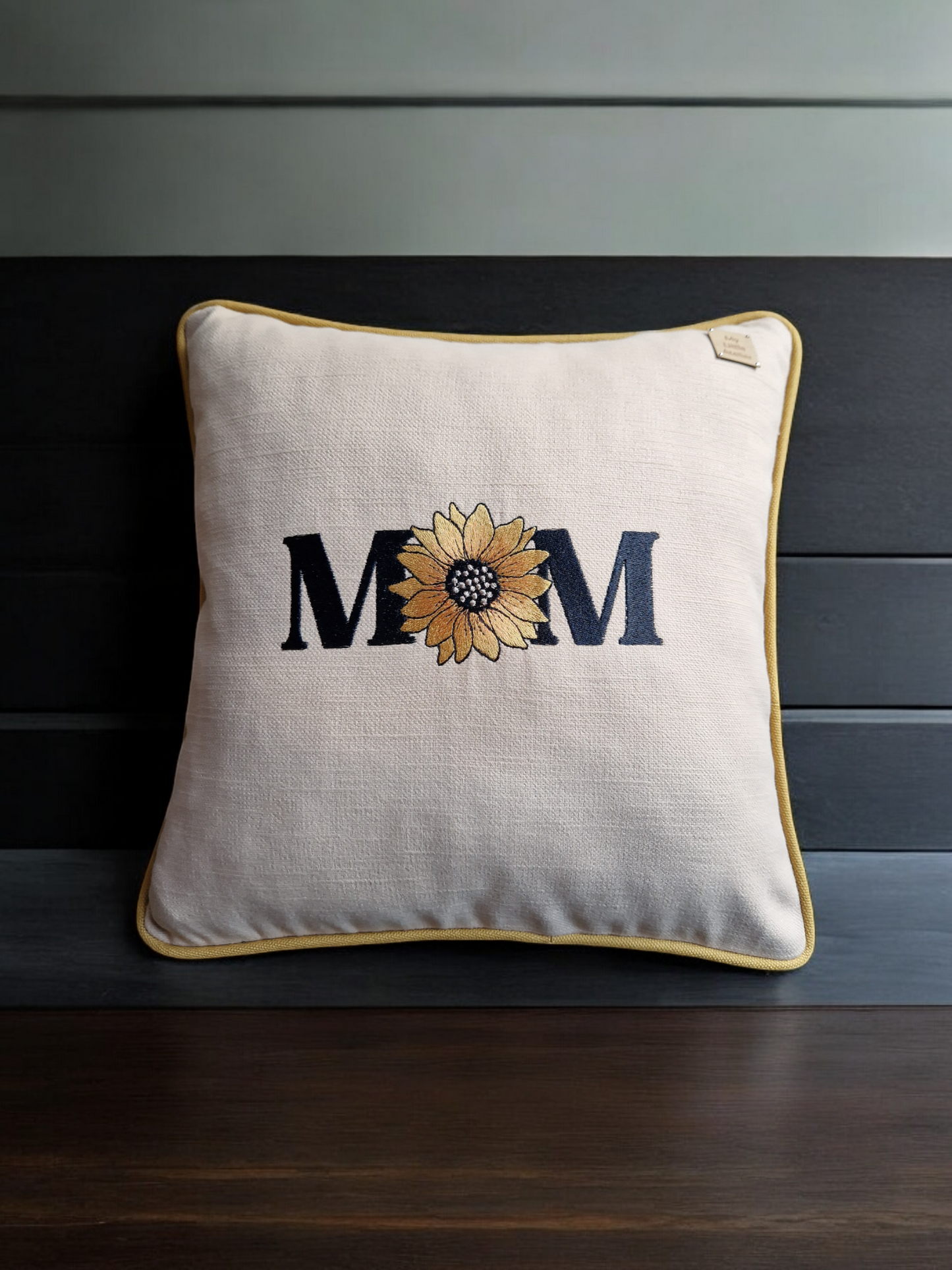 Embroidered cushion "MOM"