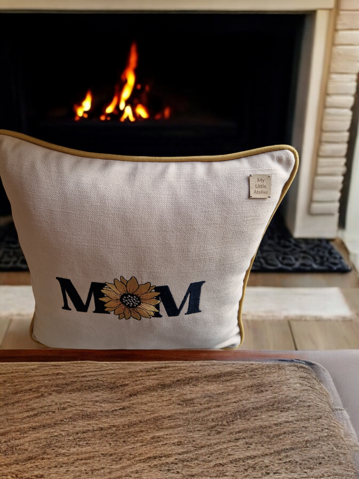 Embroidered cushion "MOM"