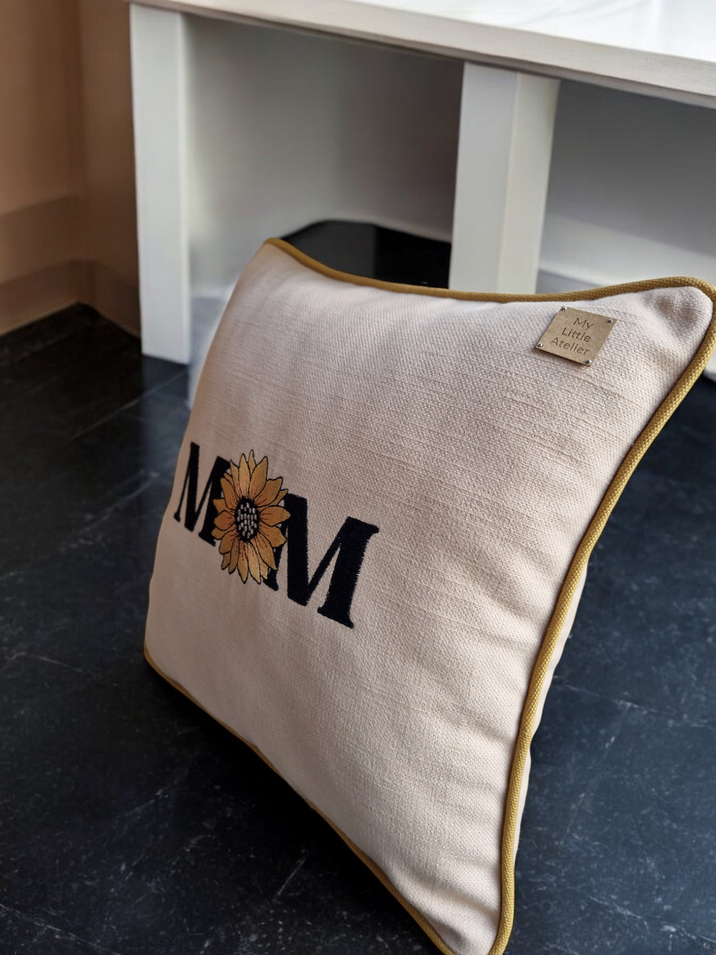 Embroidered cushion "MOM"