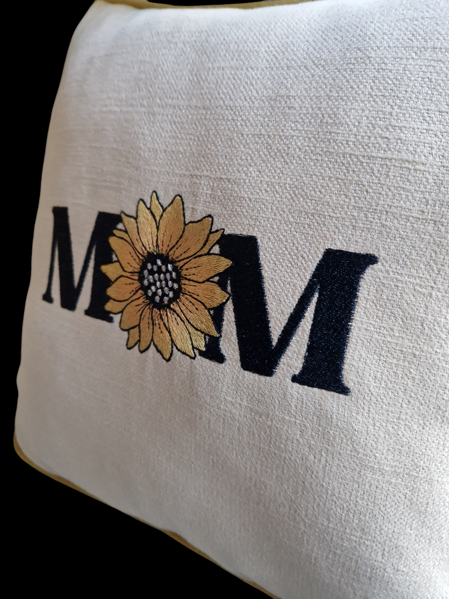 Embroidered cushion "MOM"