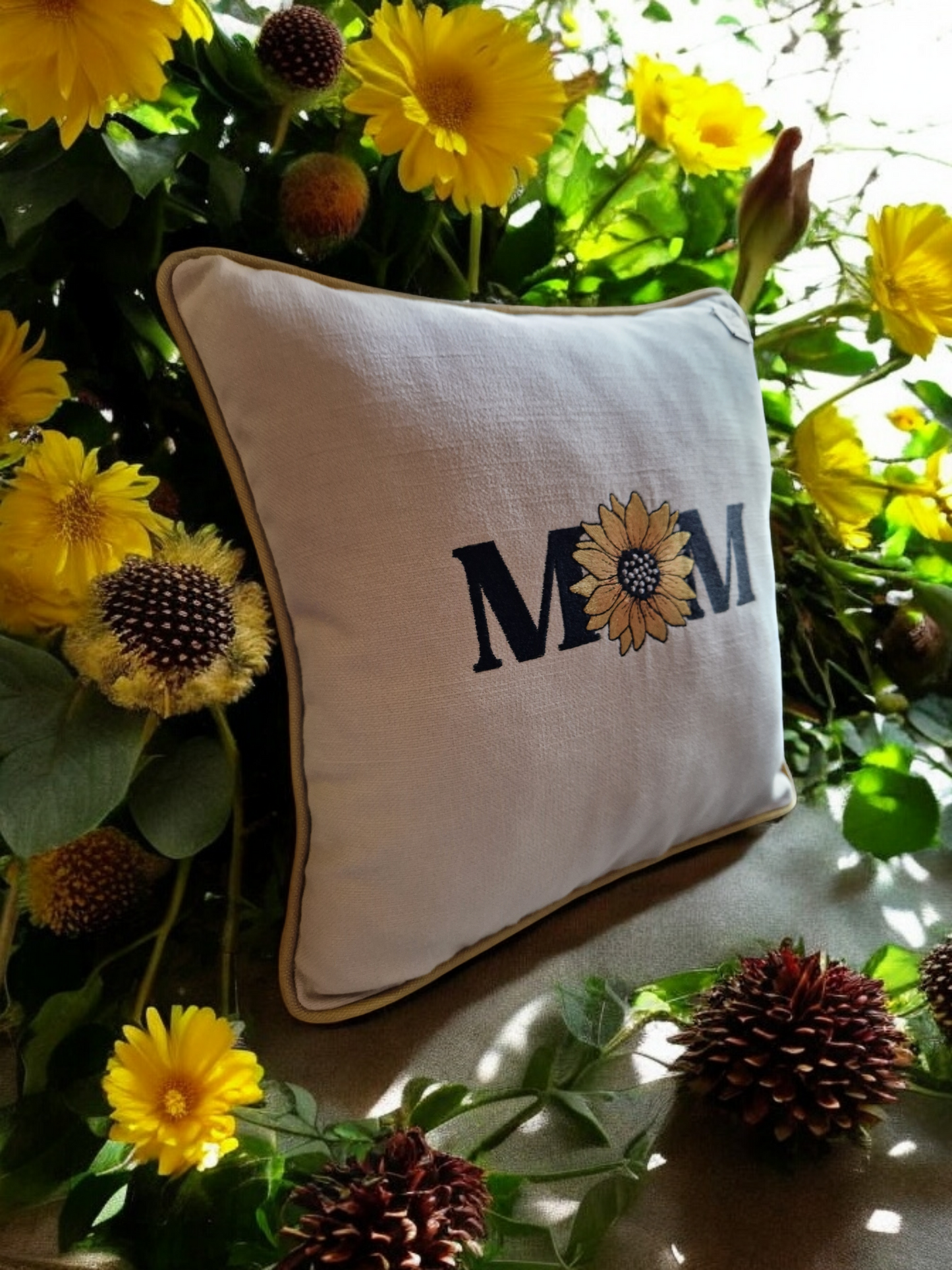 Embroidered cushion "MOM"