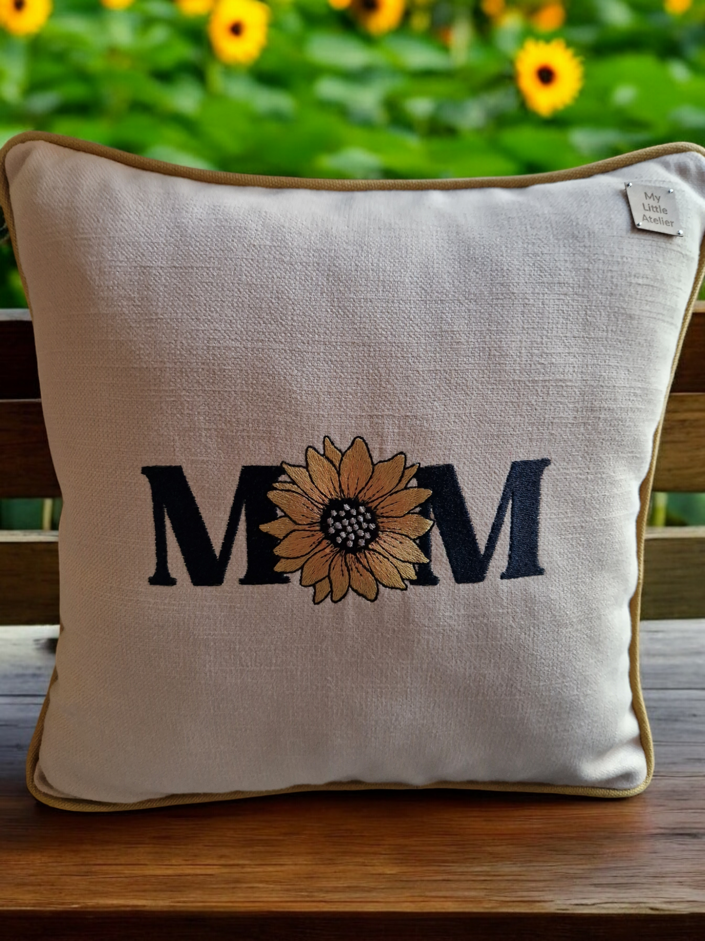 Embroidered cushion "MOM"