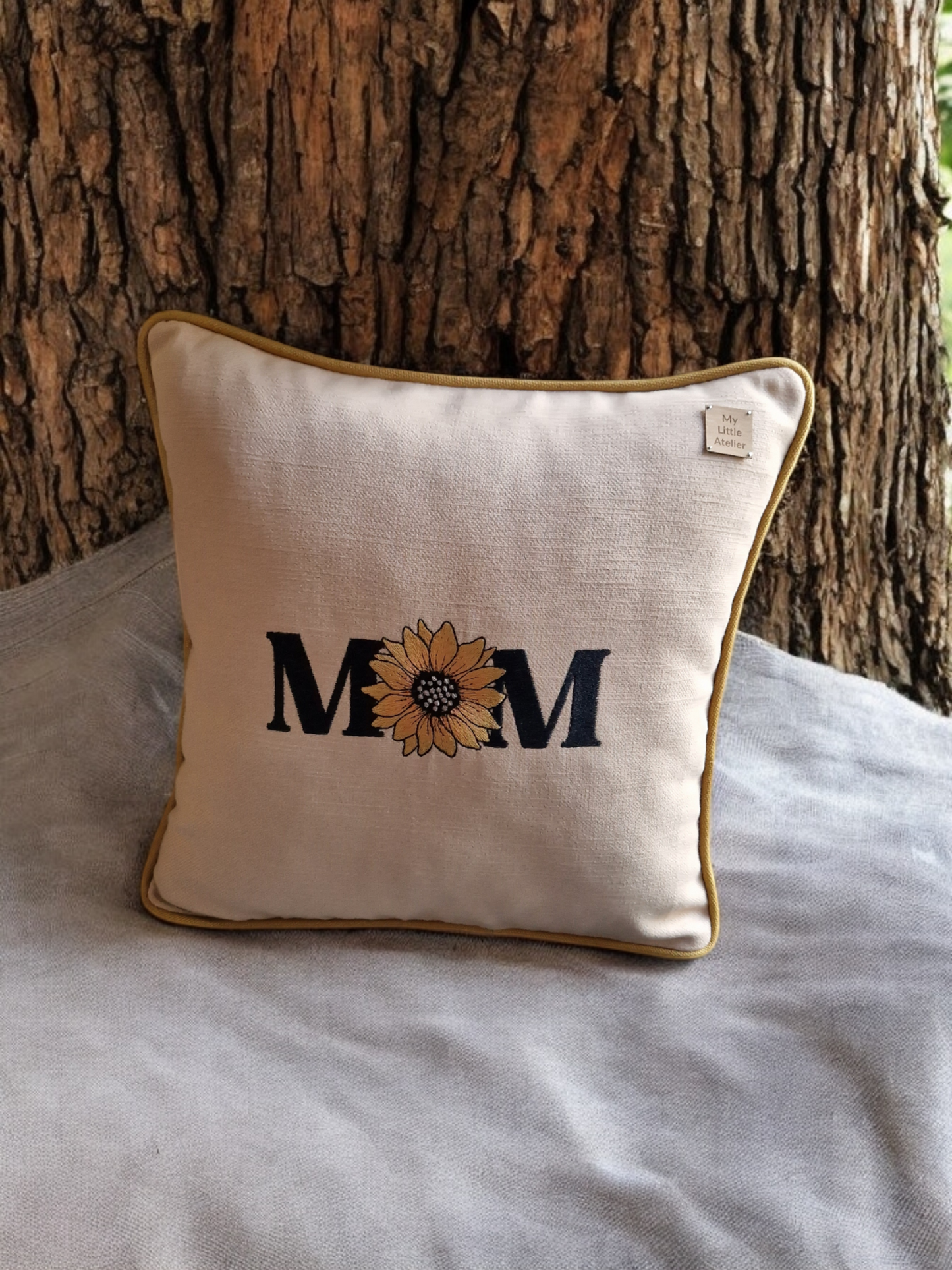 Embroidered cushion "MOM"