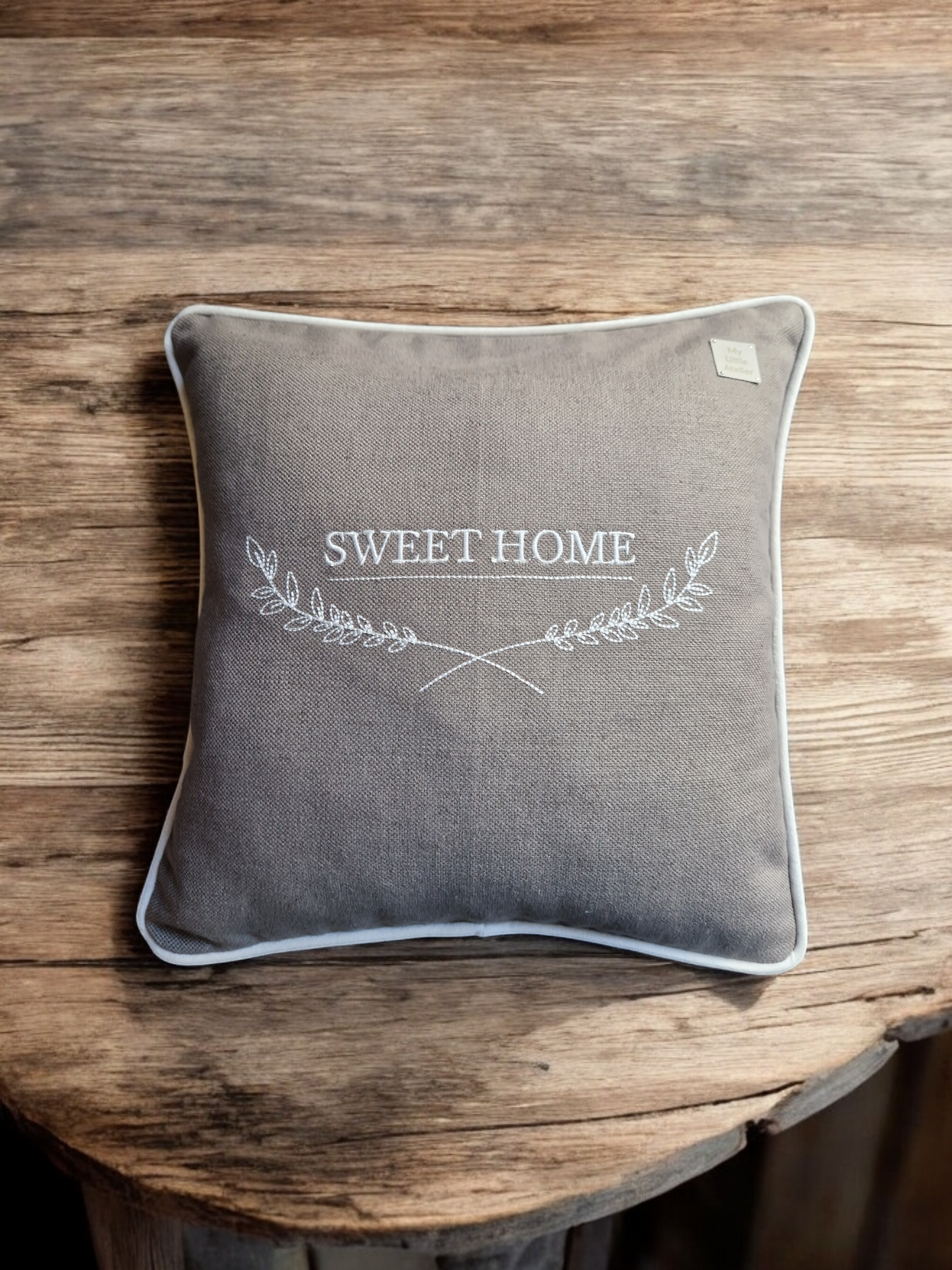 Embroidered cushion "Sweet home"
