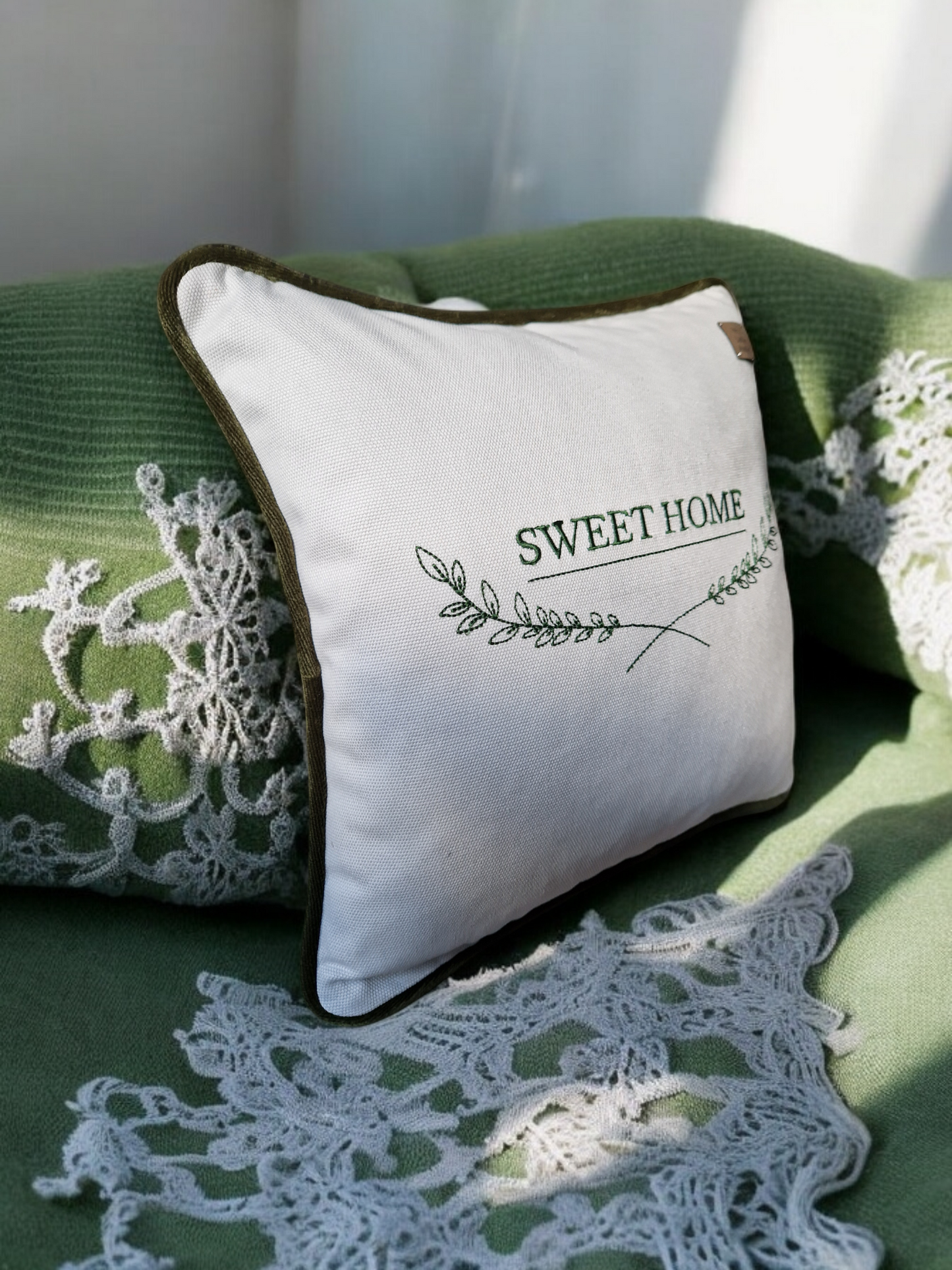 Embroidered cushion "Sweet home"