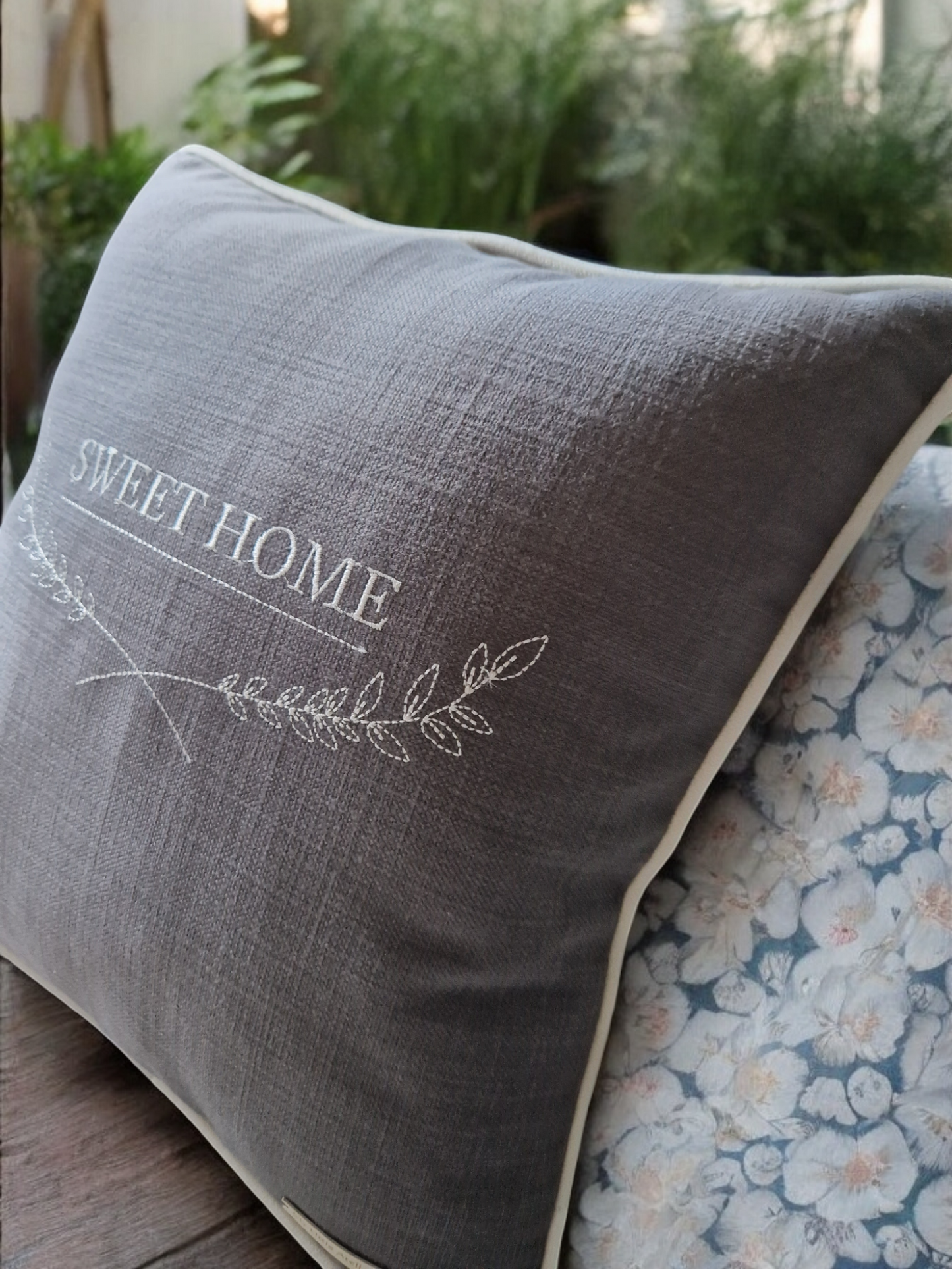 Embroidered cushion "Sweet home"